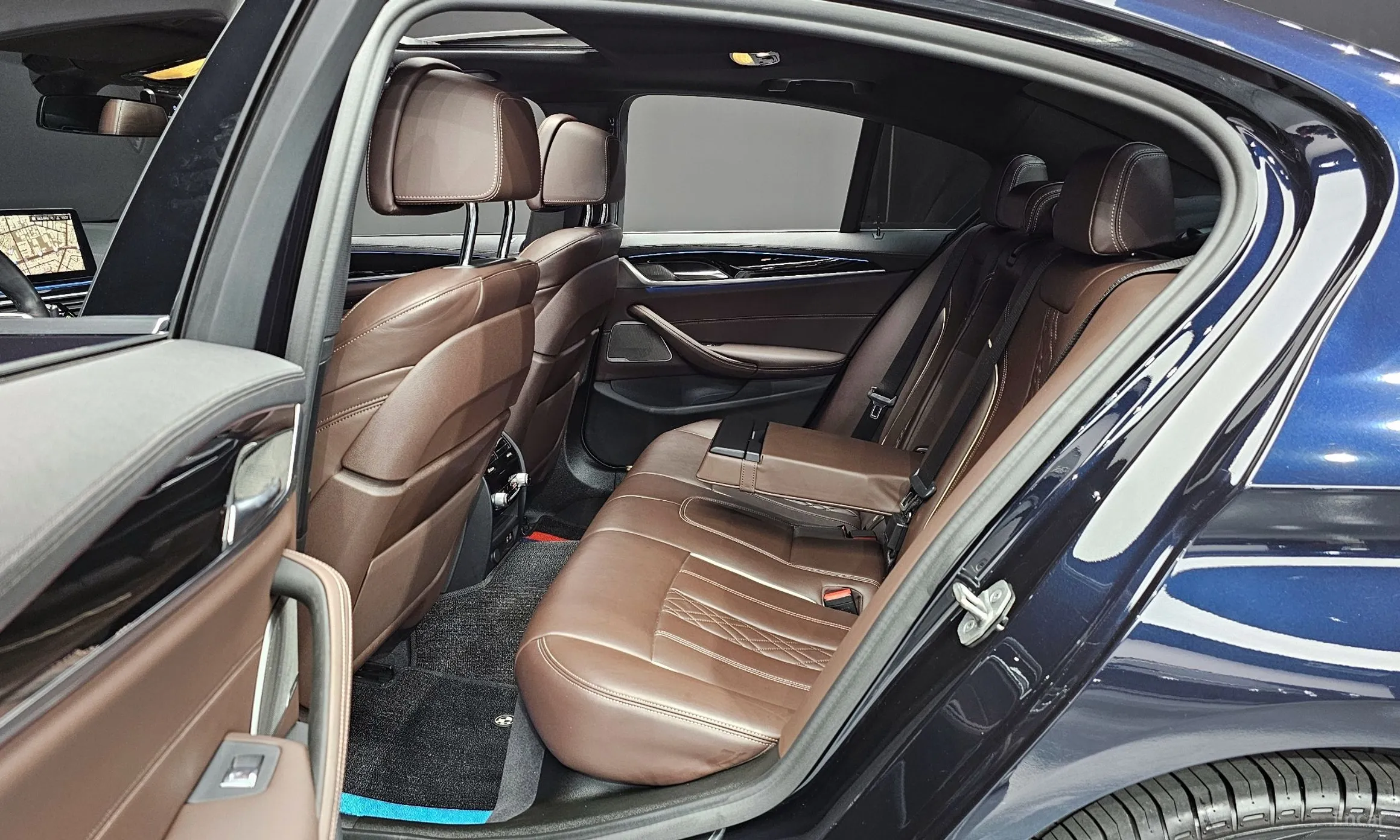 BMW 5 Series (G30) превью 12