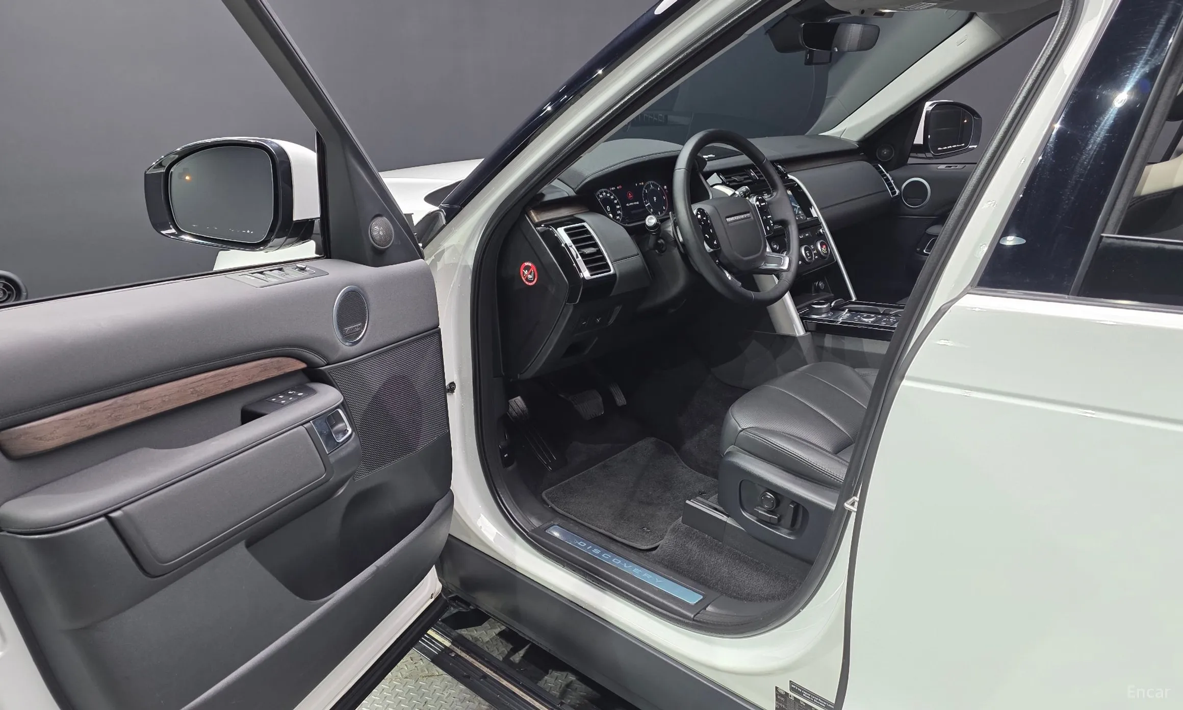 Land Rover Discovery 5 превью 10