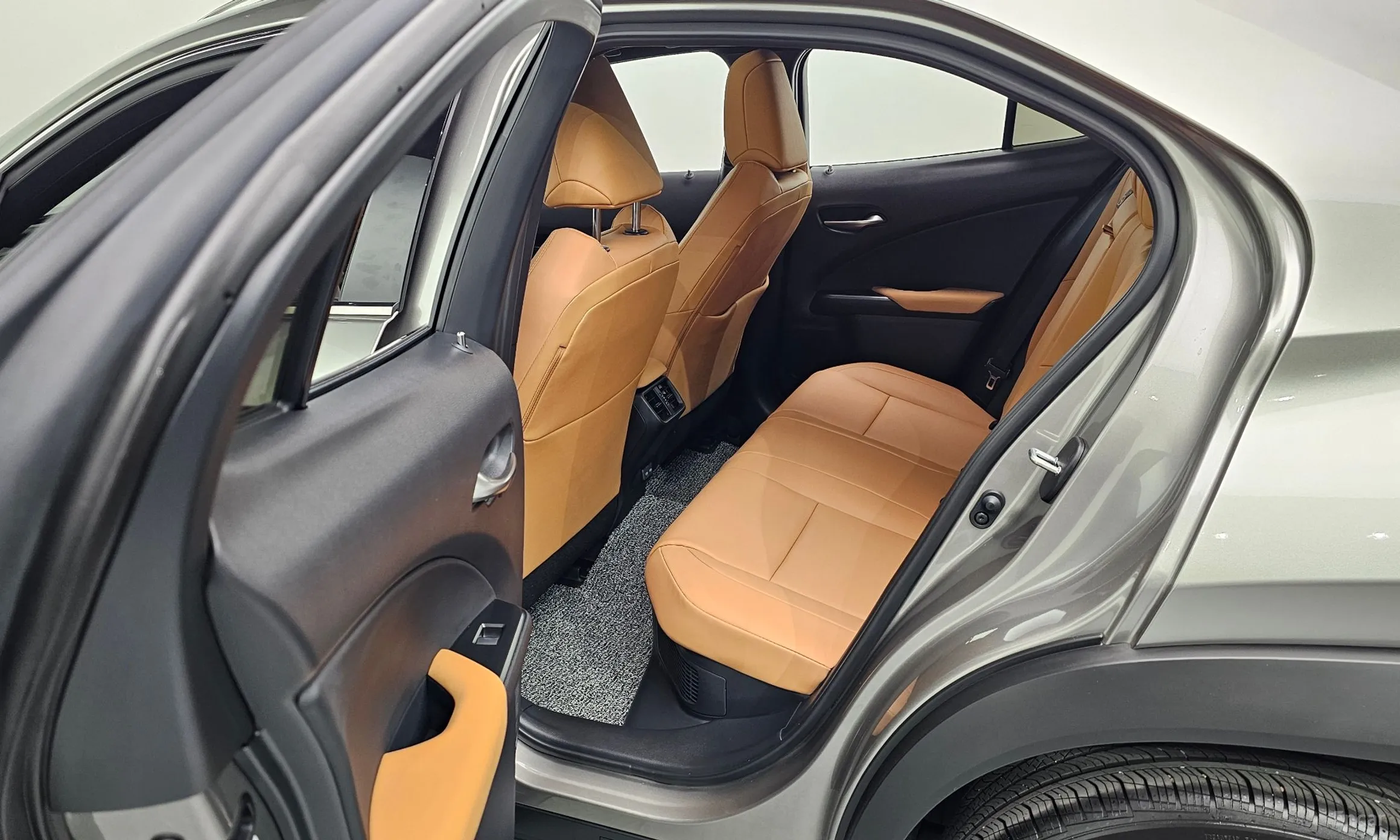 Lexus UX300h превью 10