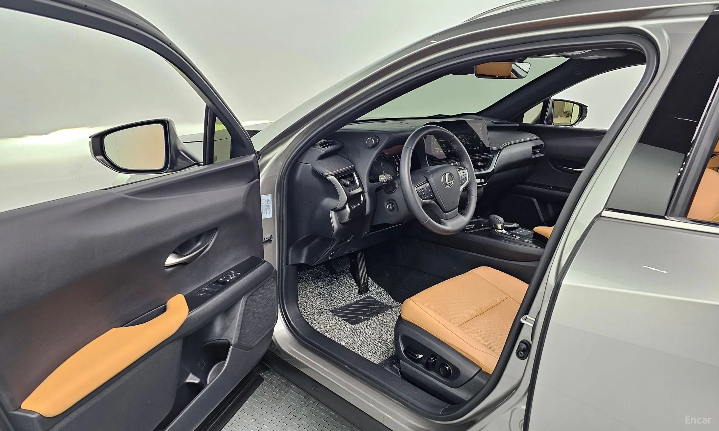 Lexus UX300h превью 11