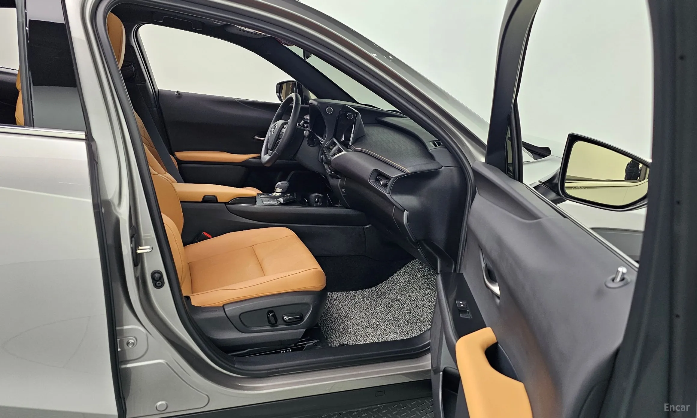 Lexus UX300h превью 12