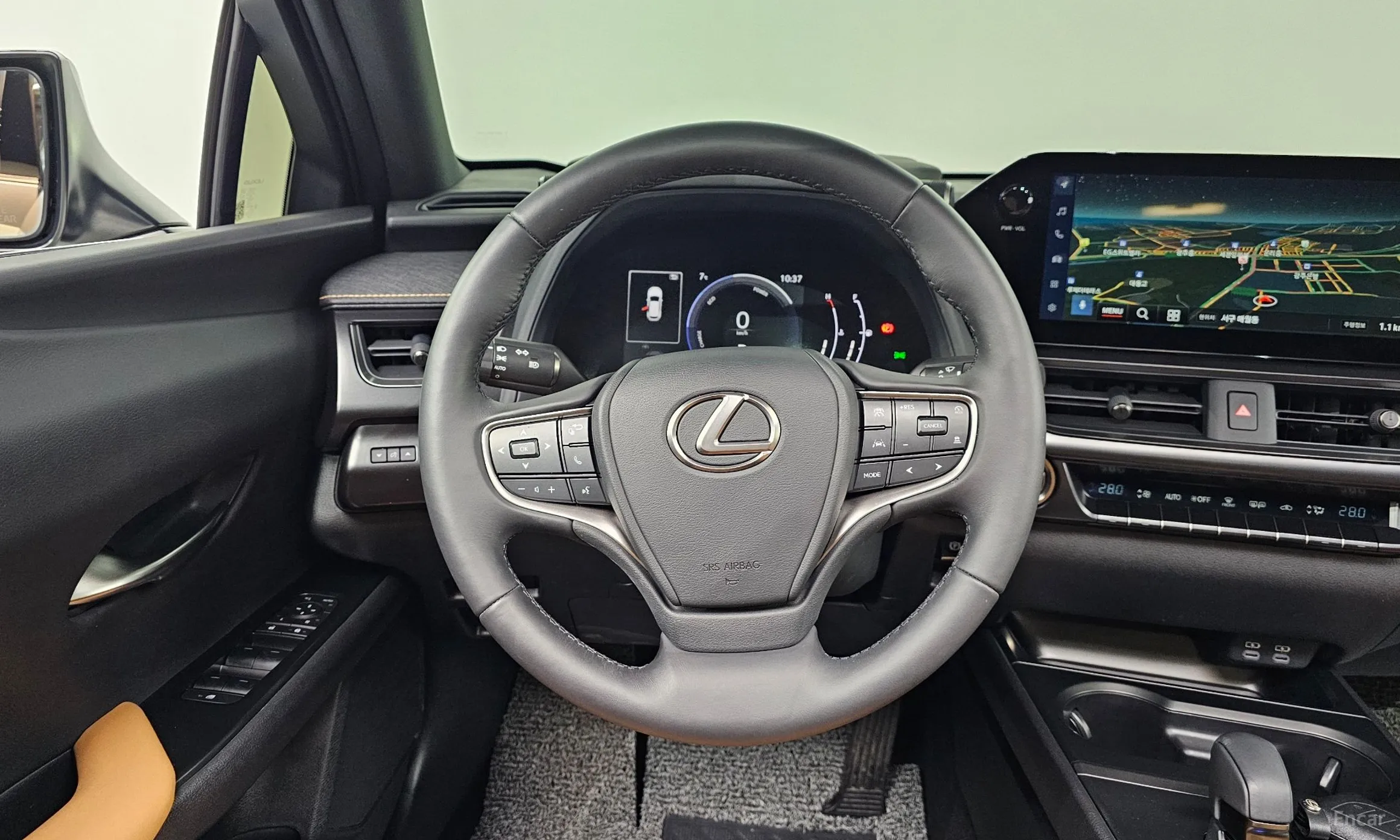 Lexus UX300h превью 13