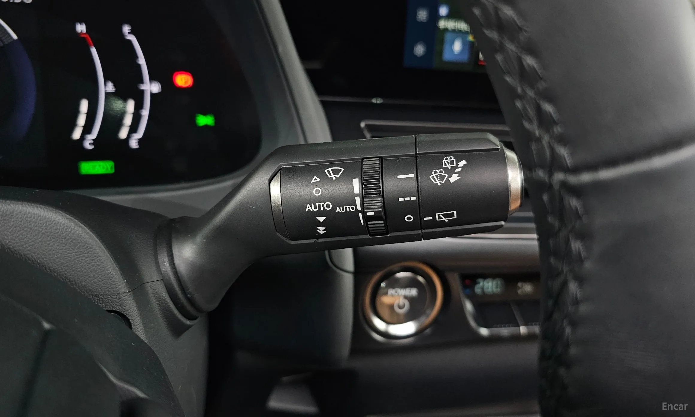 Lexus UX300h превью 17