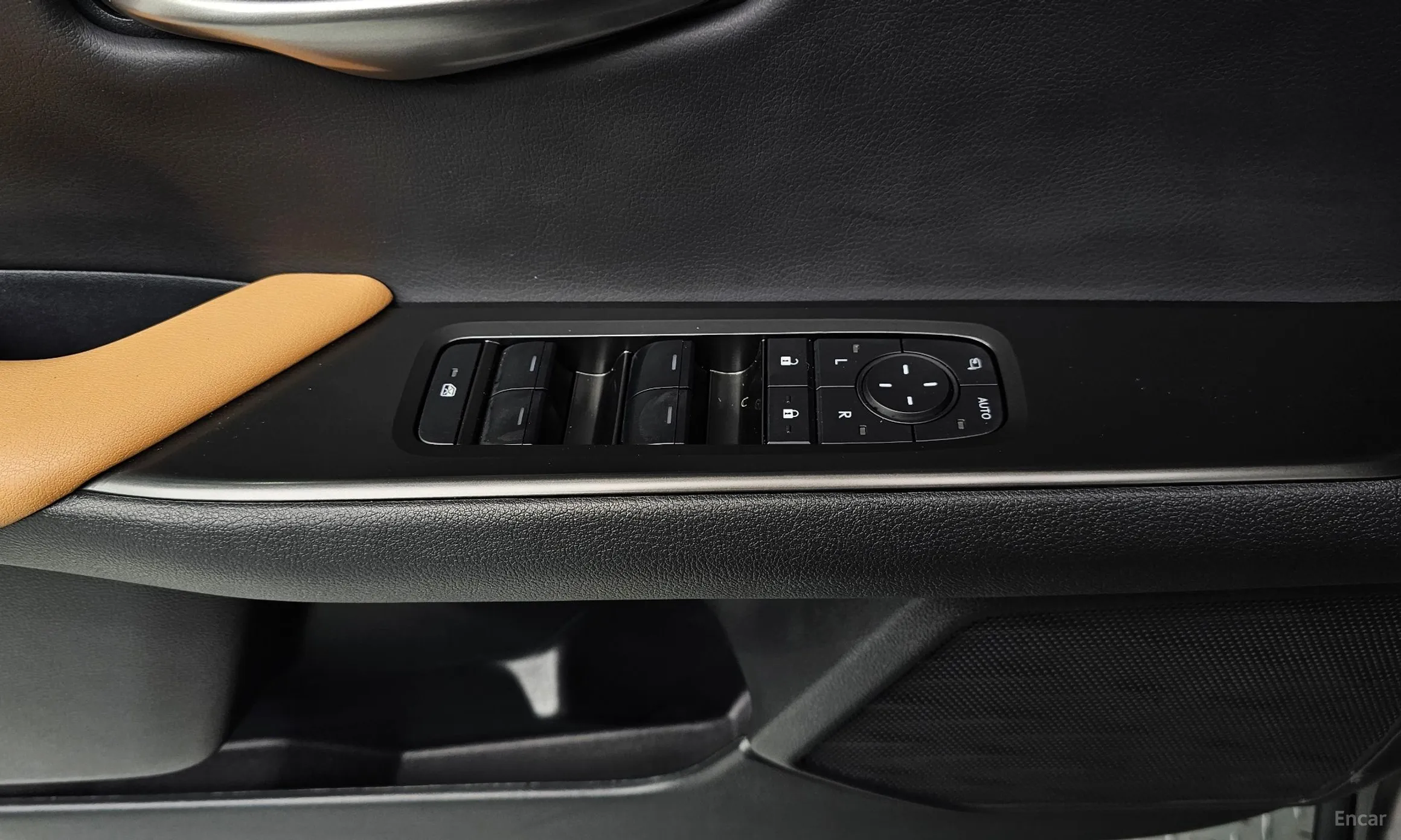 Lexus UX300h превью 18