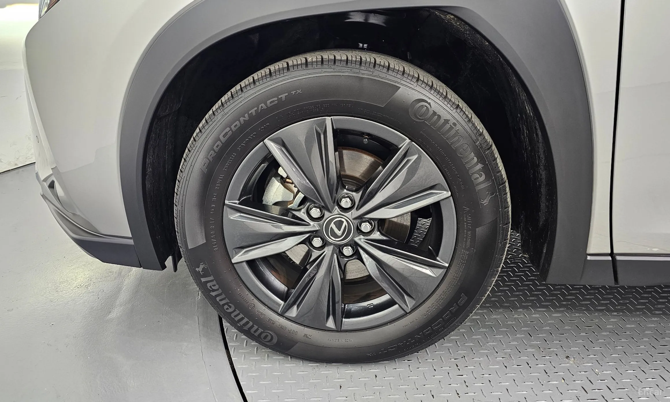 Lexus UX300h превью 5