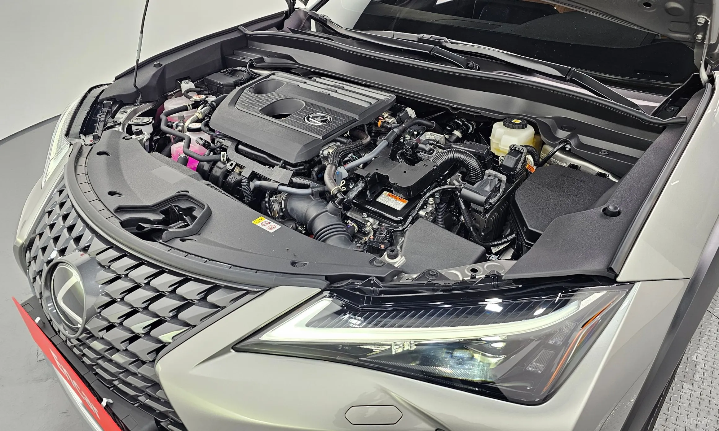Lexus UX300h превью 6