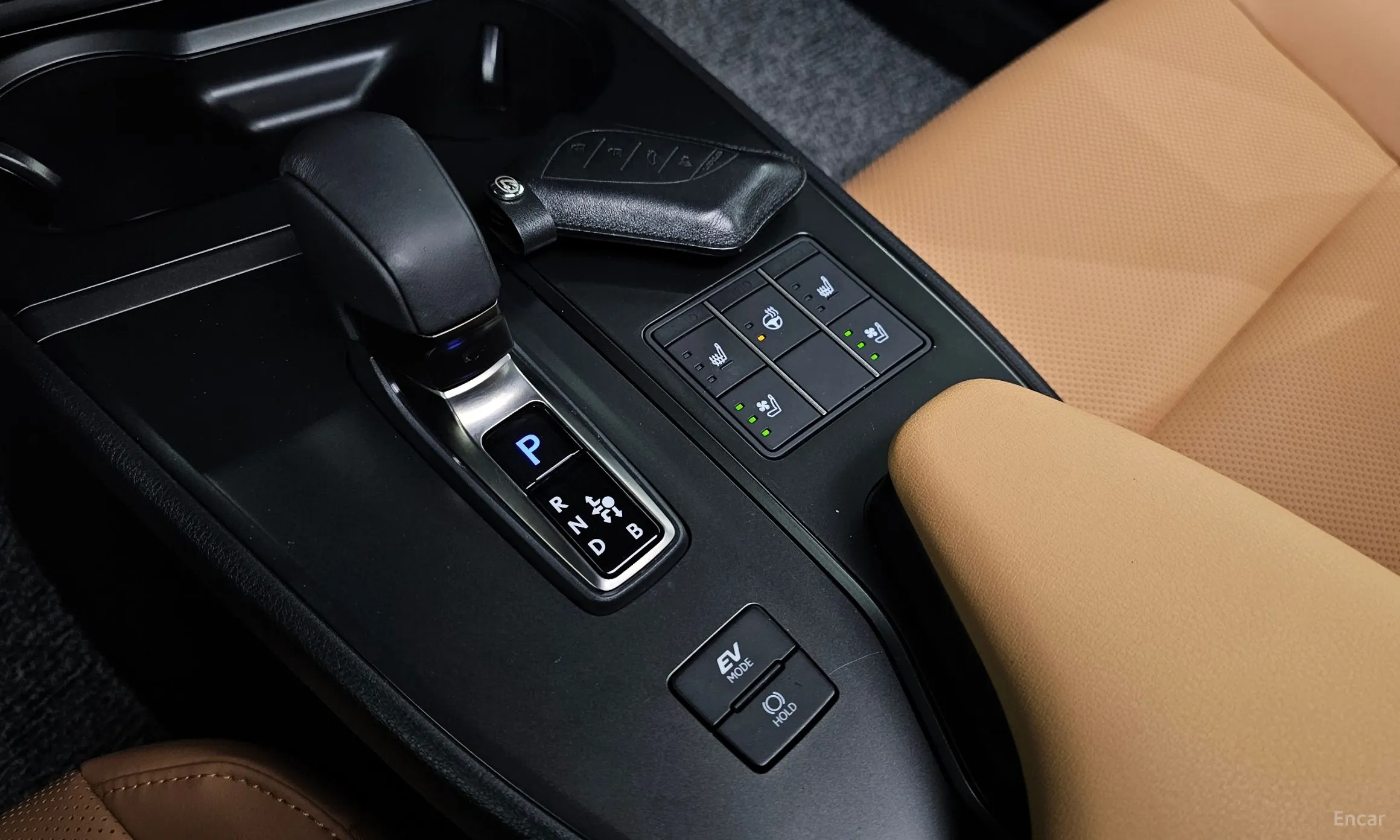 Lexus UX300h превью 9