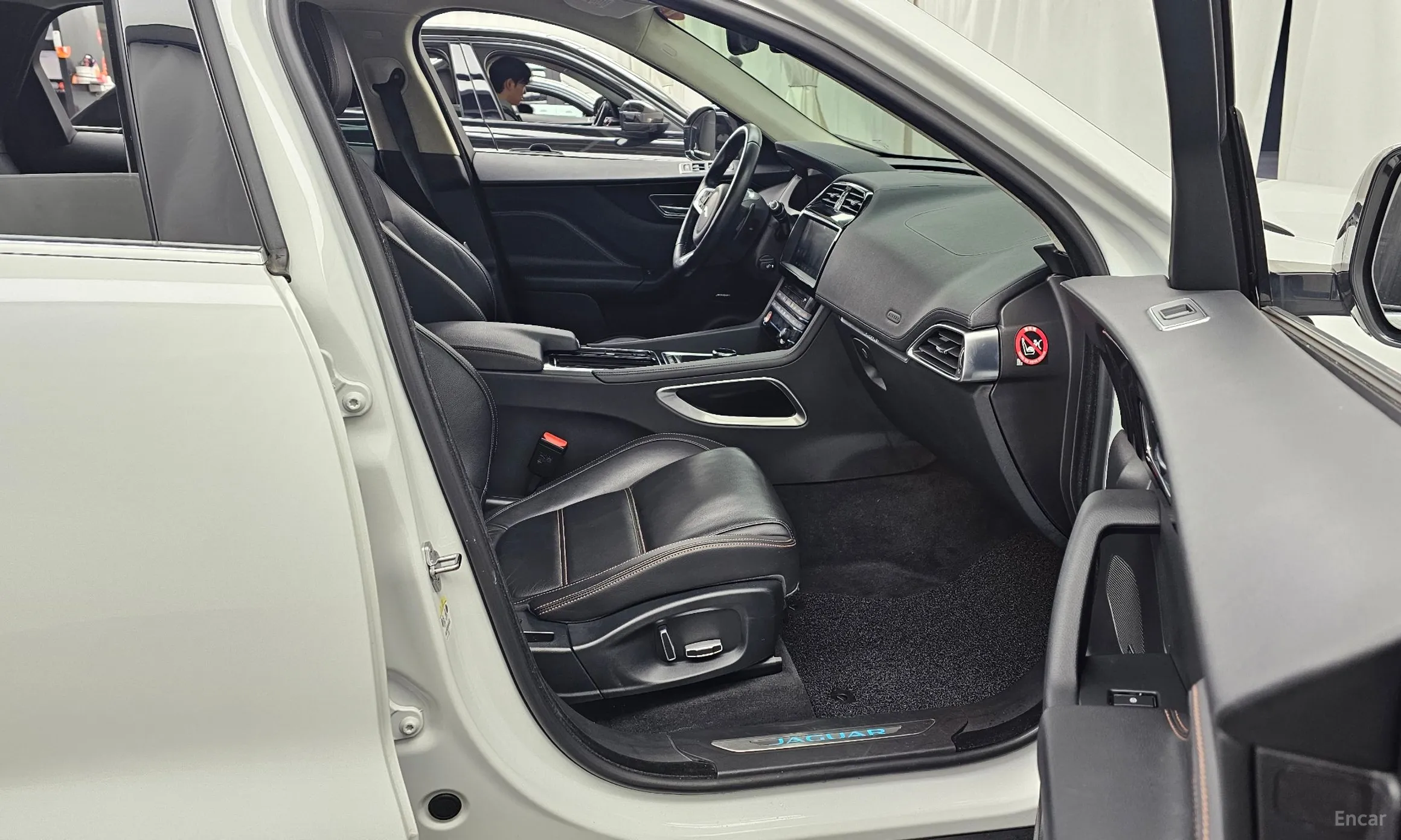 Jaguar F-PACE превью 11