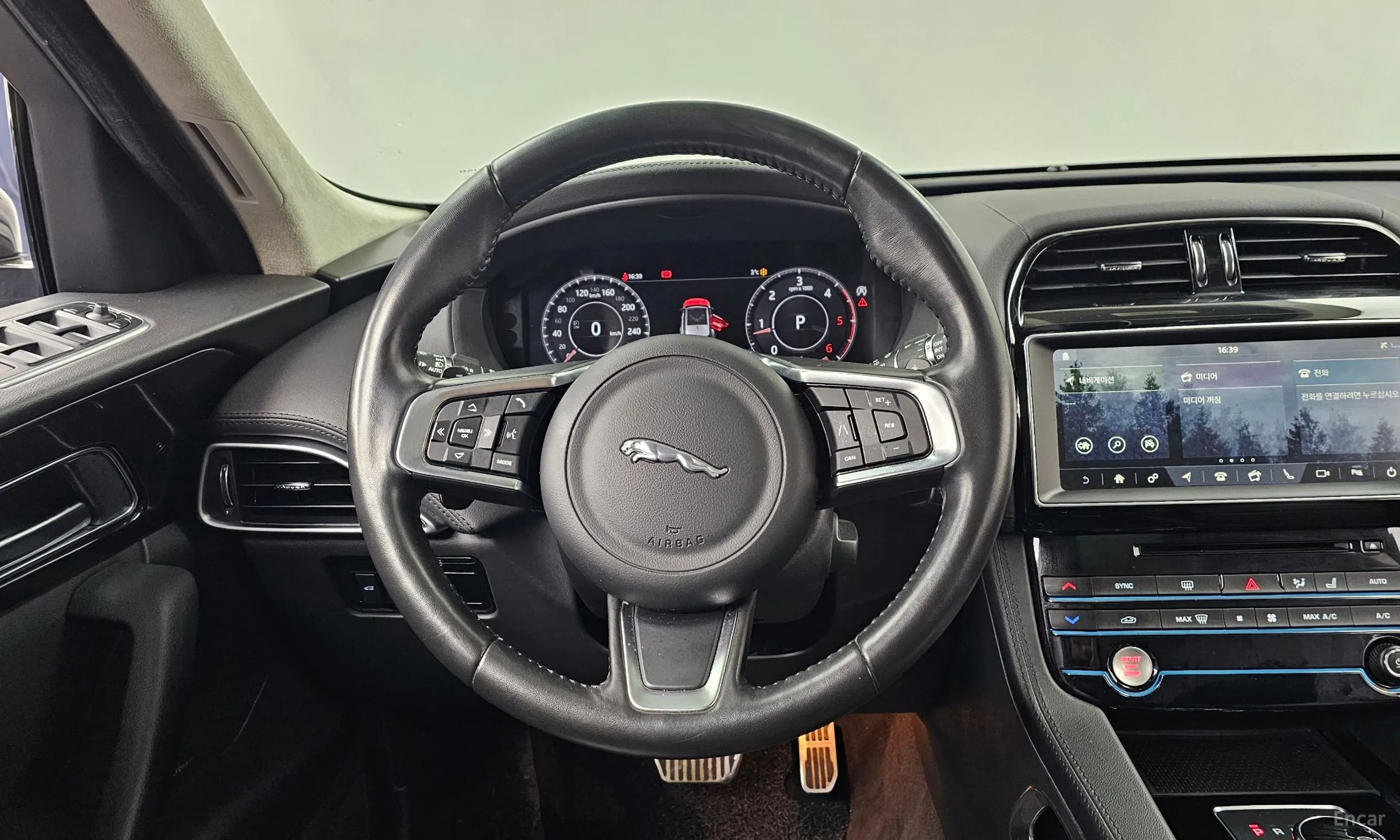 Jaguar F-PACE превью 13