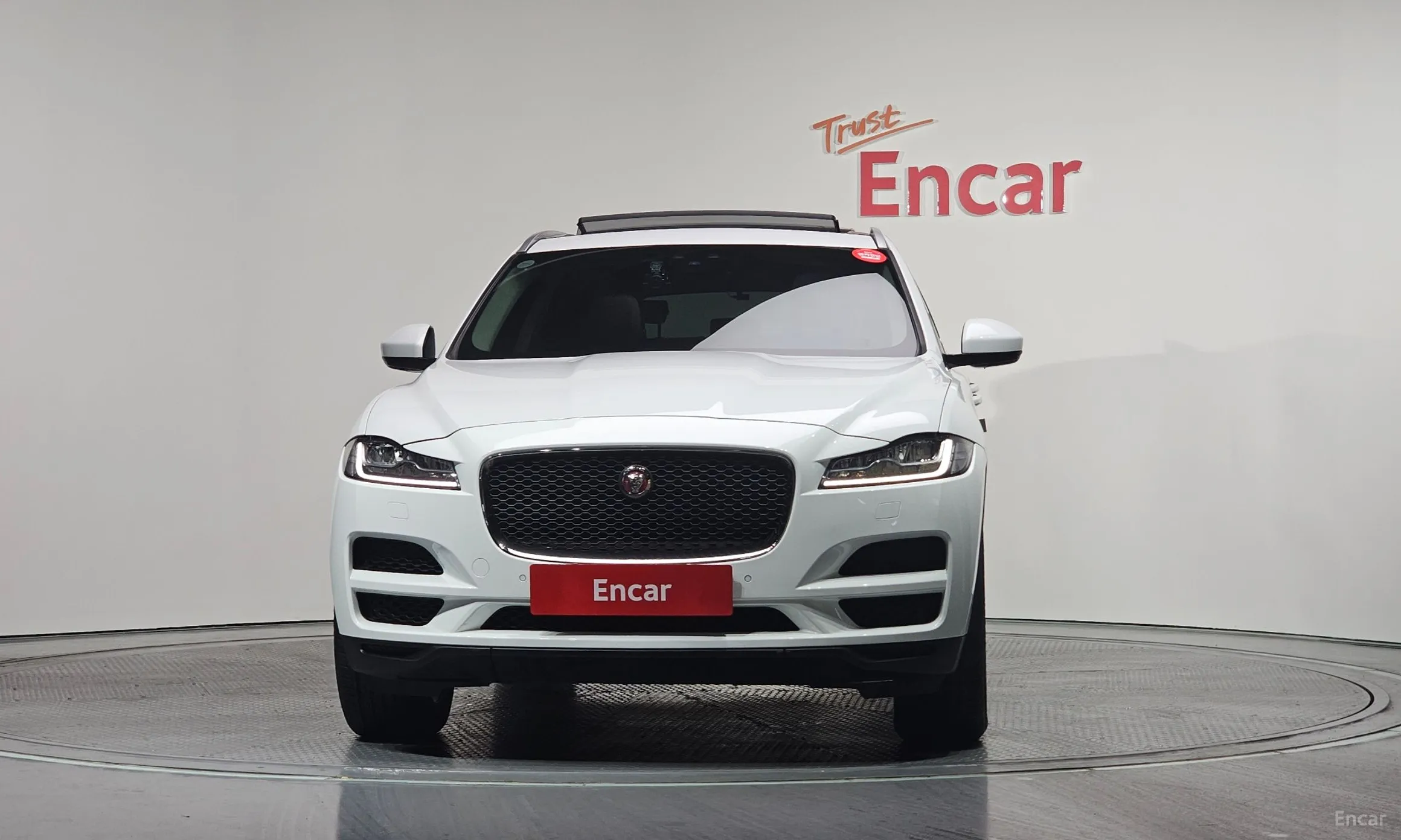 Jaguar F-PACE превью 3