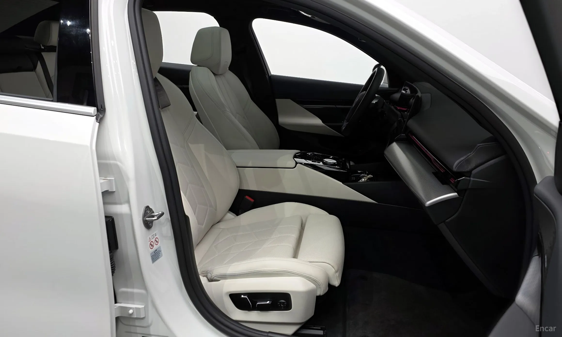 BMW 5 Series (G60) превью 11