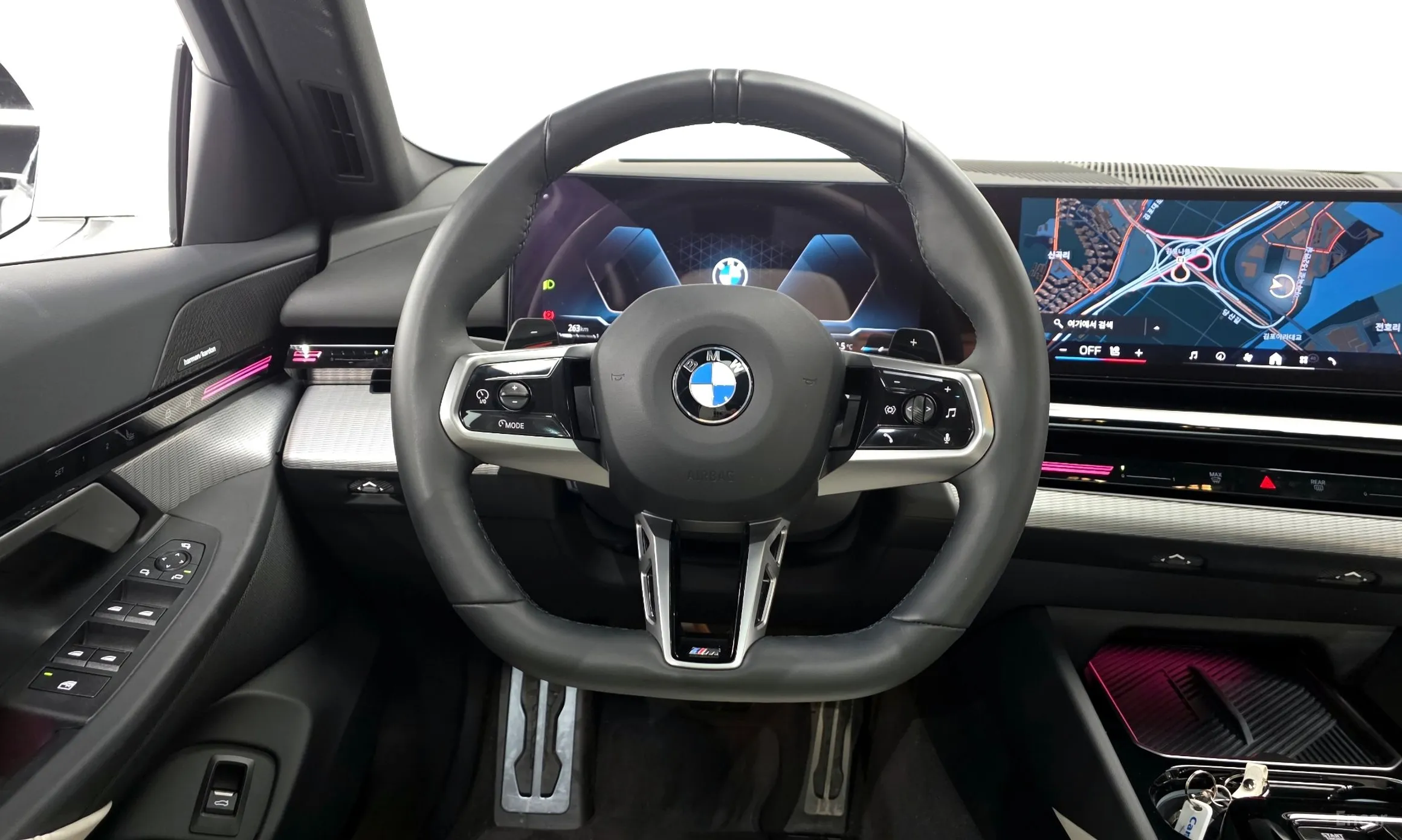 BMW 5 Series (G60) превью 13