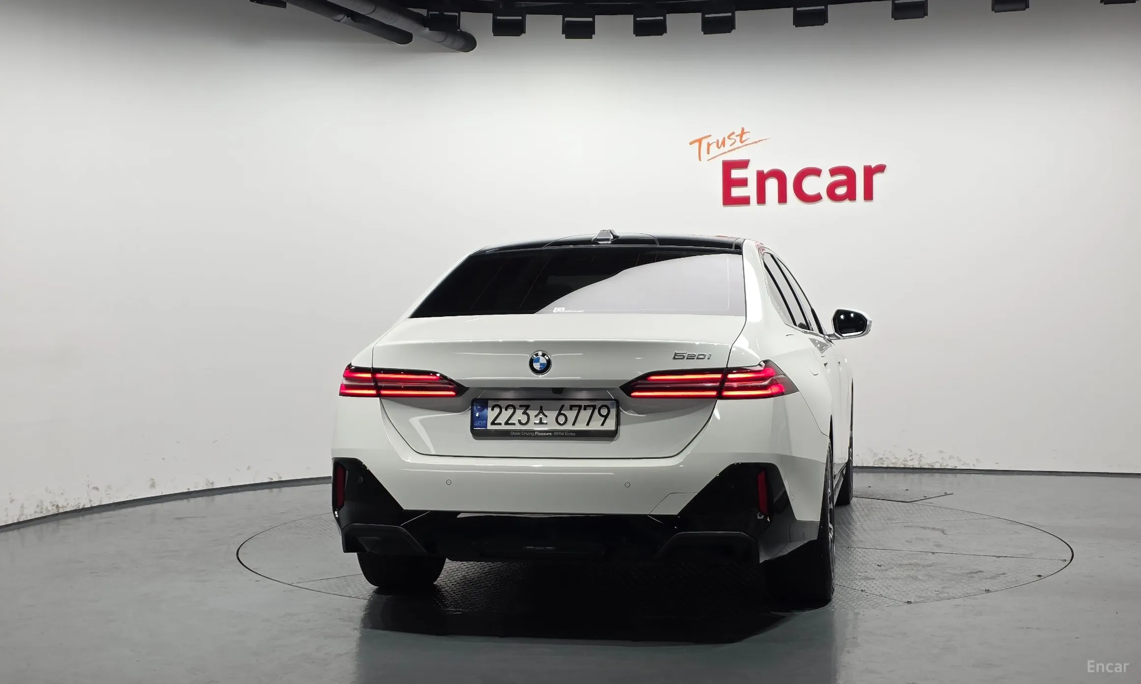 BMW 5 Series (G60) превью 4