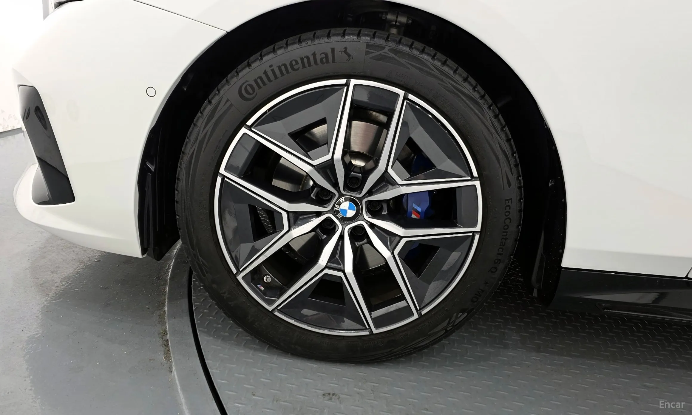 BMW 5 Series (G60) превью 5