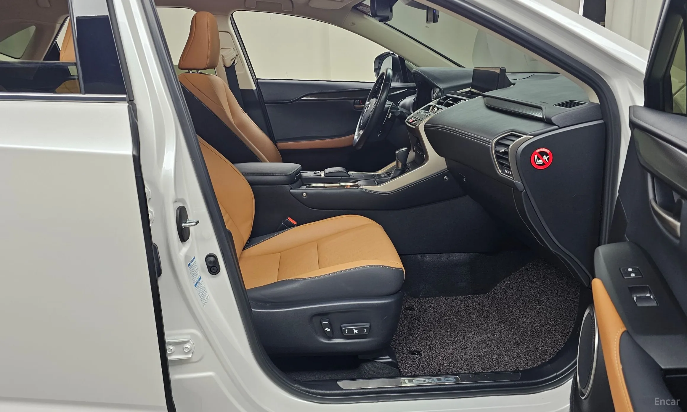 Lexus NX300h превью 11