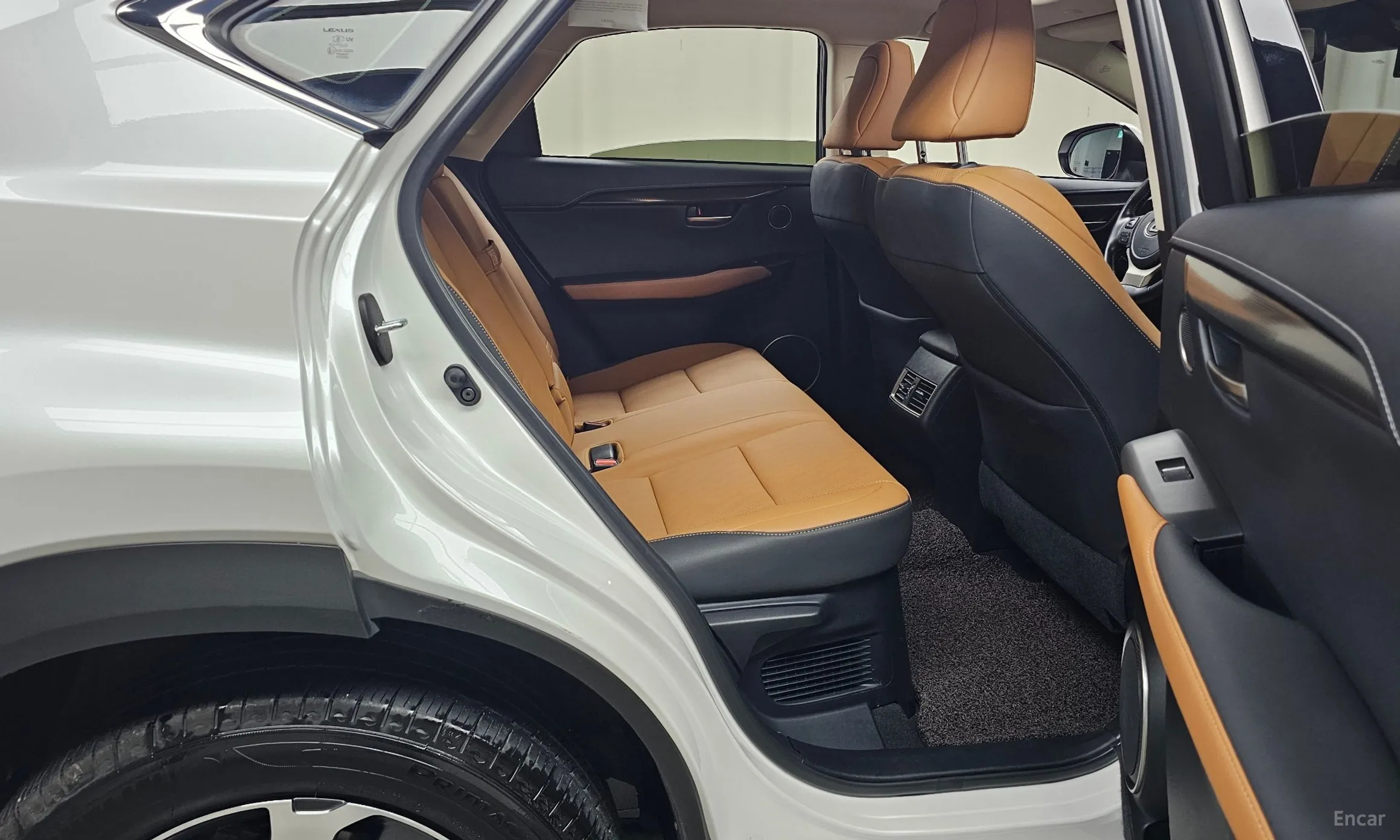 Lexus NX300h превью 12