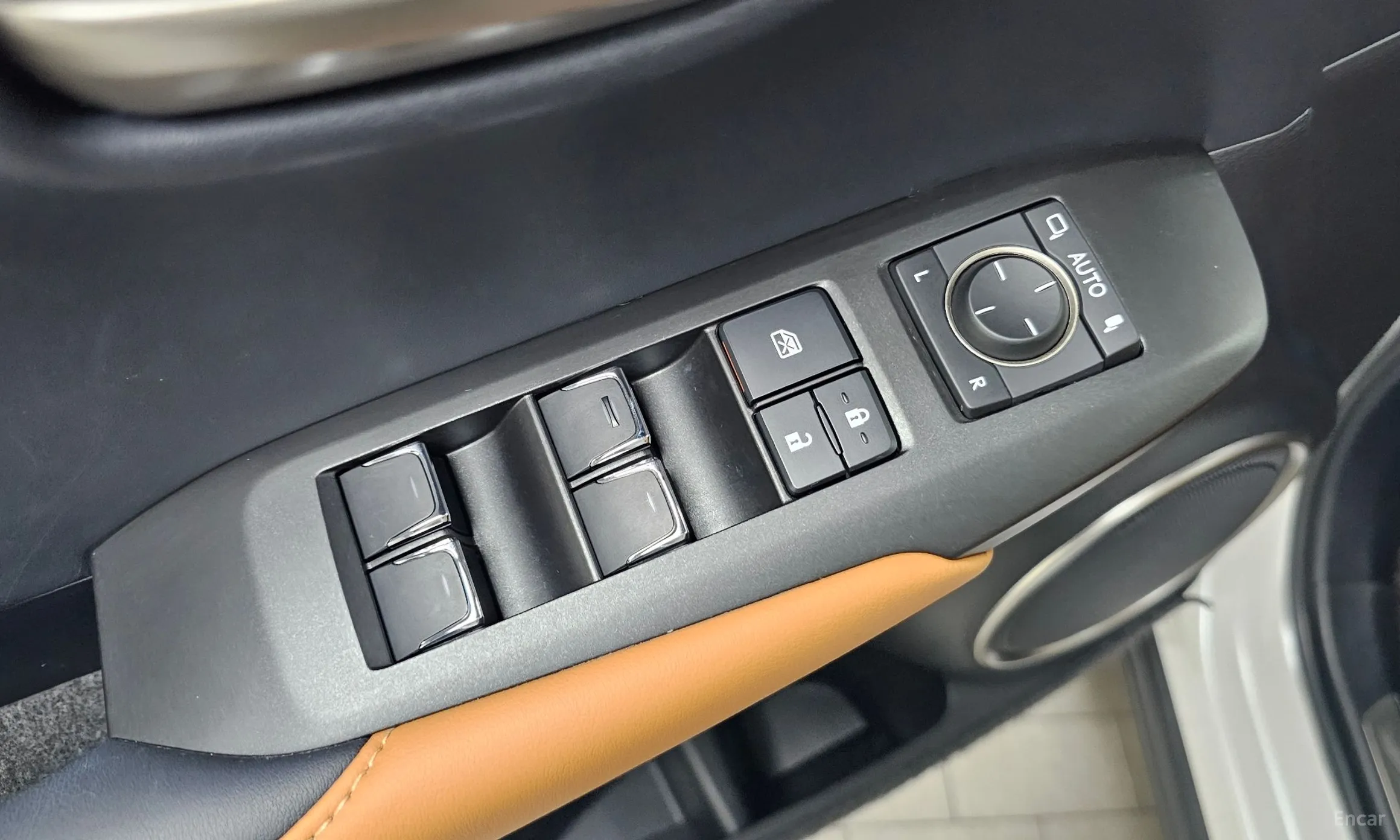 Lexus NX300h превью 14