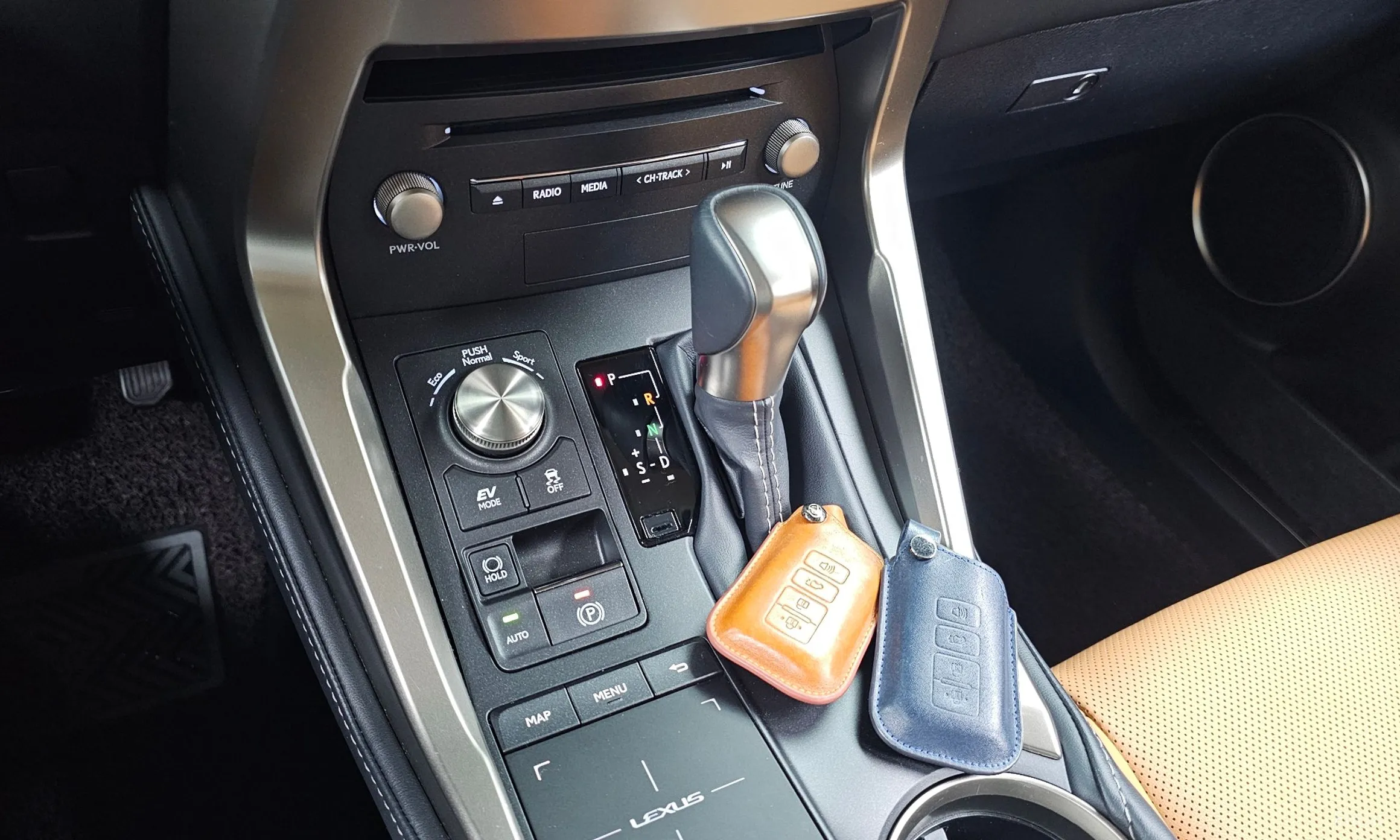 Lexus NX300h превью 9