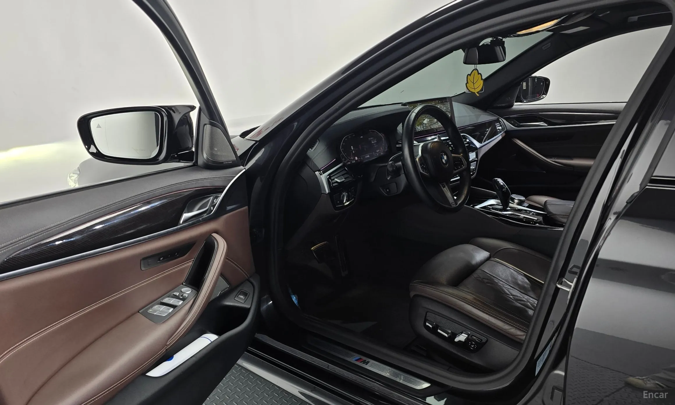 BMW 5 Series (G30) превью 10