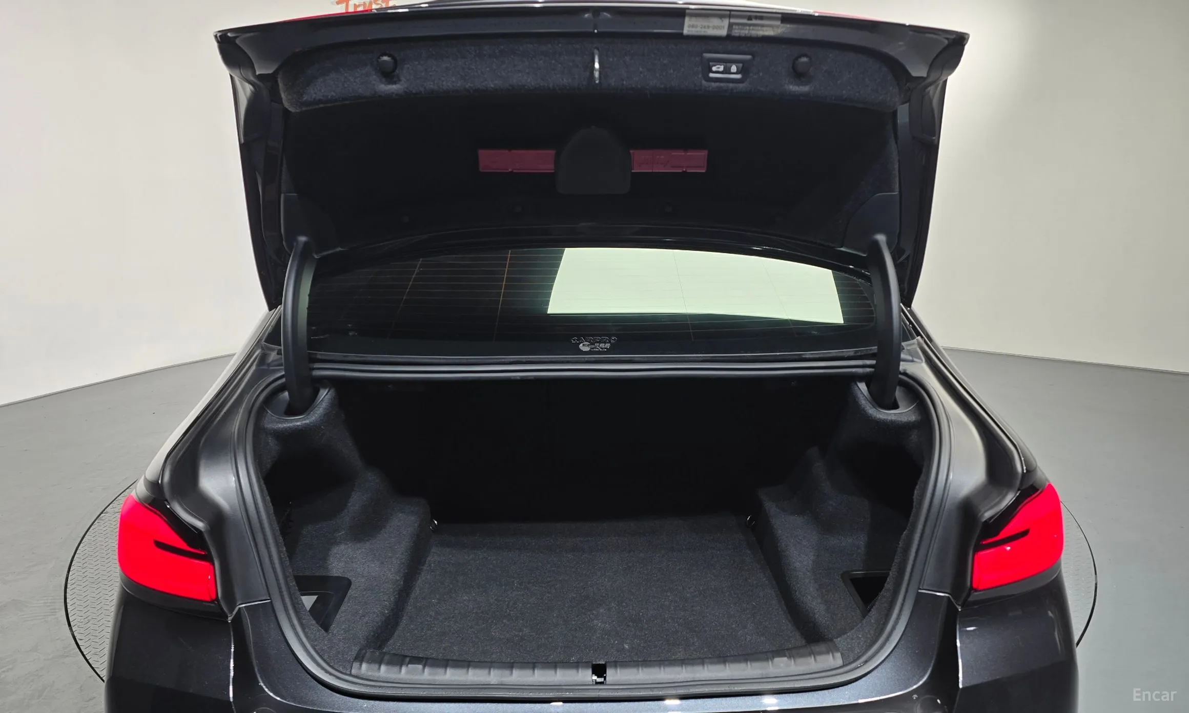 BMW 5 Series (G30) превью 20