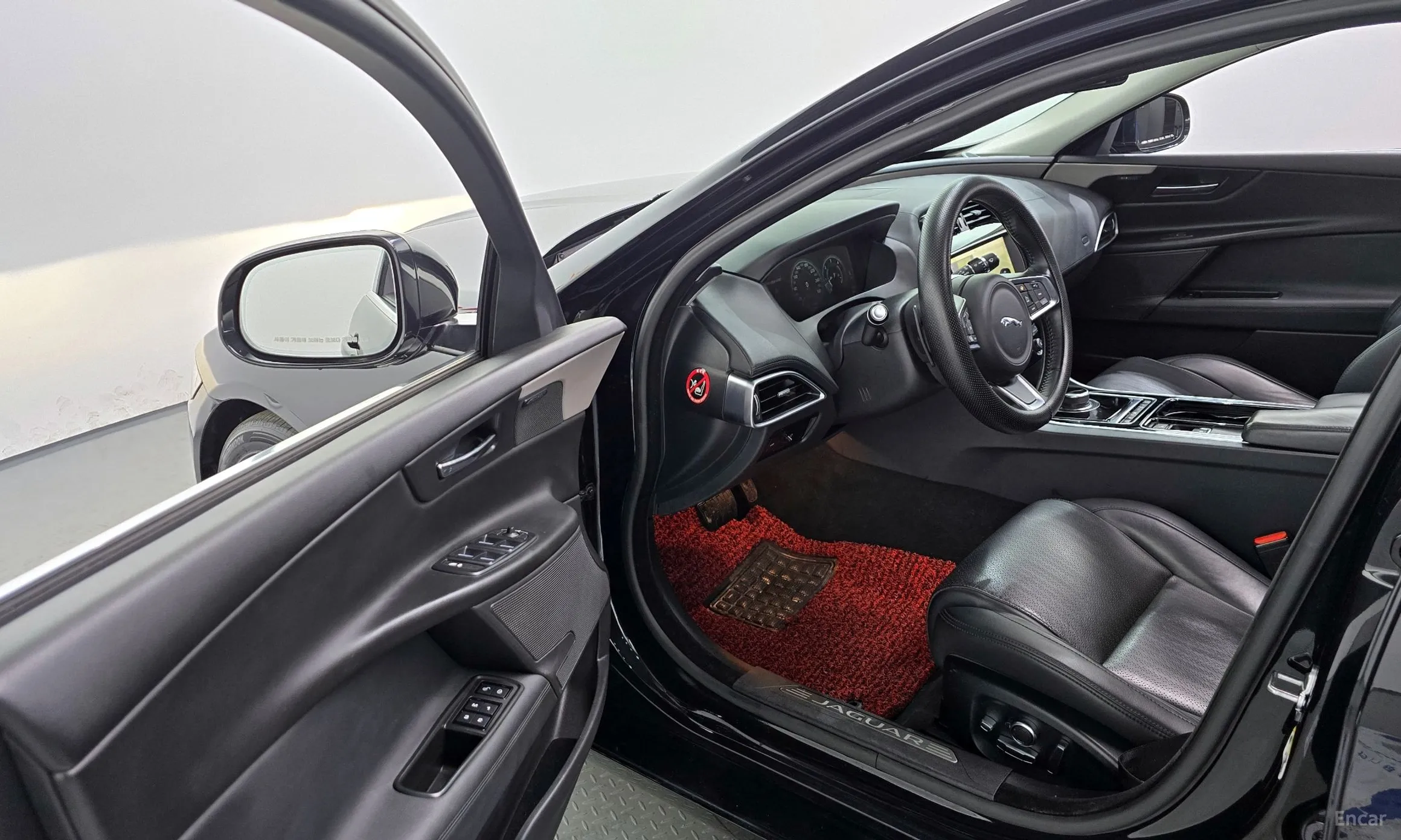 Jaguar XE превью 10