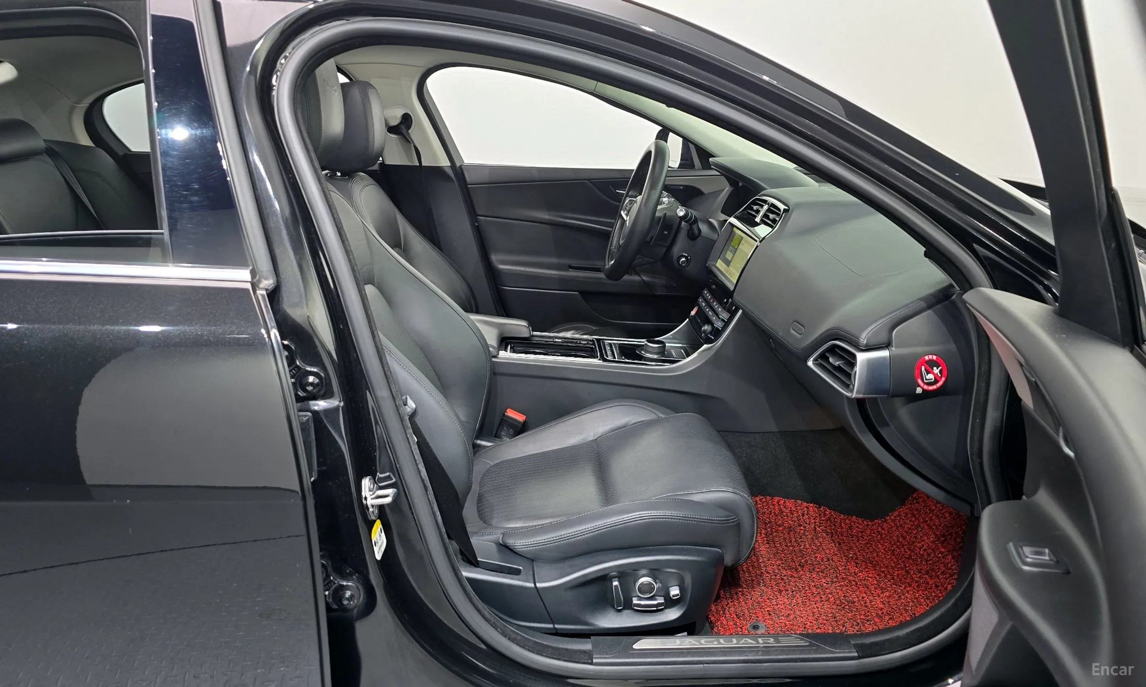 Jaguar XE превью 11