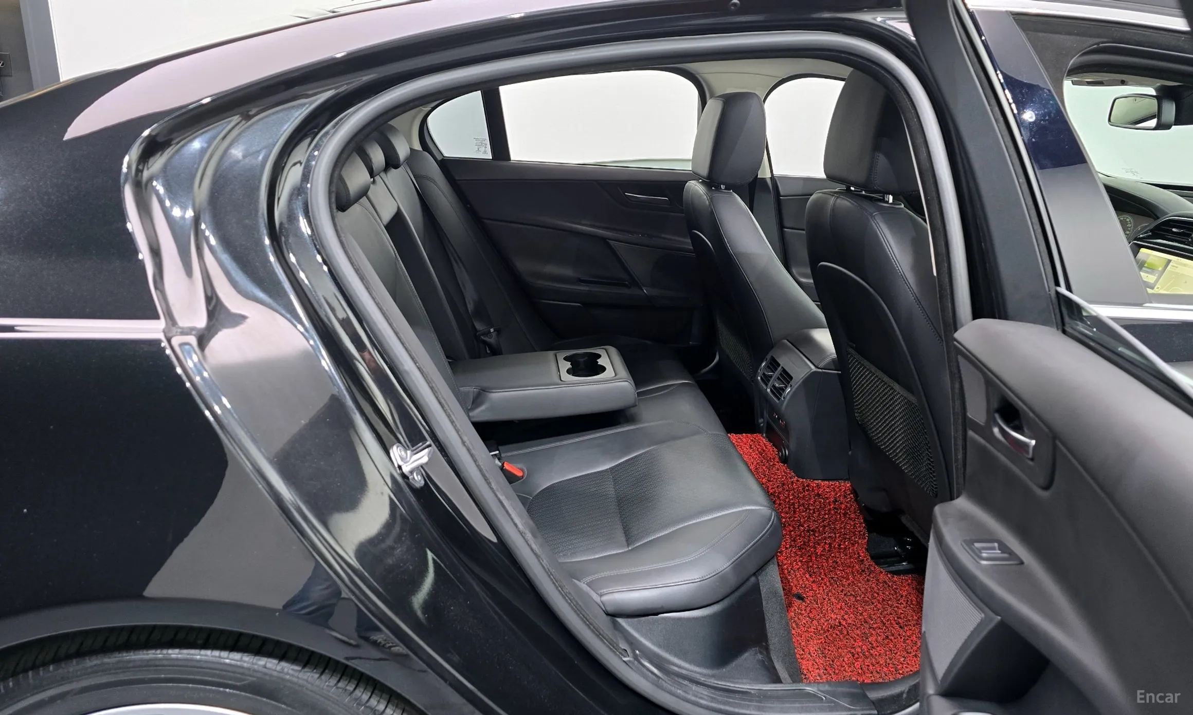 Jaguar XE превью 12