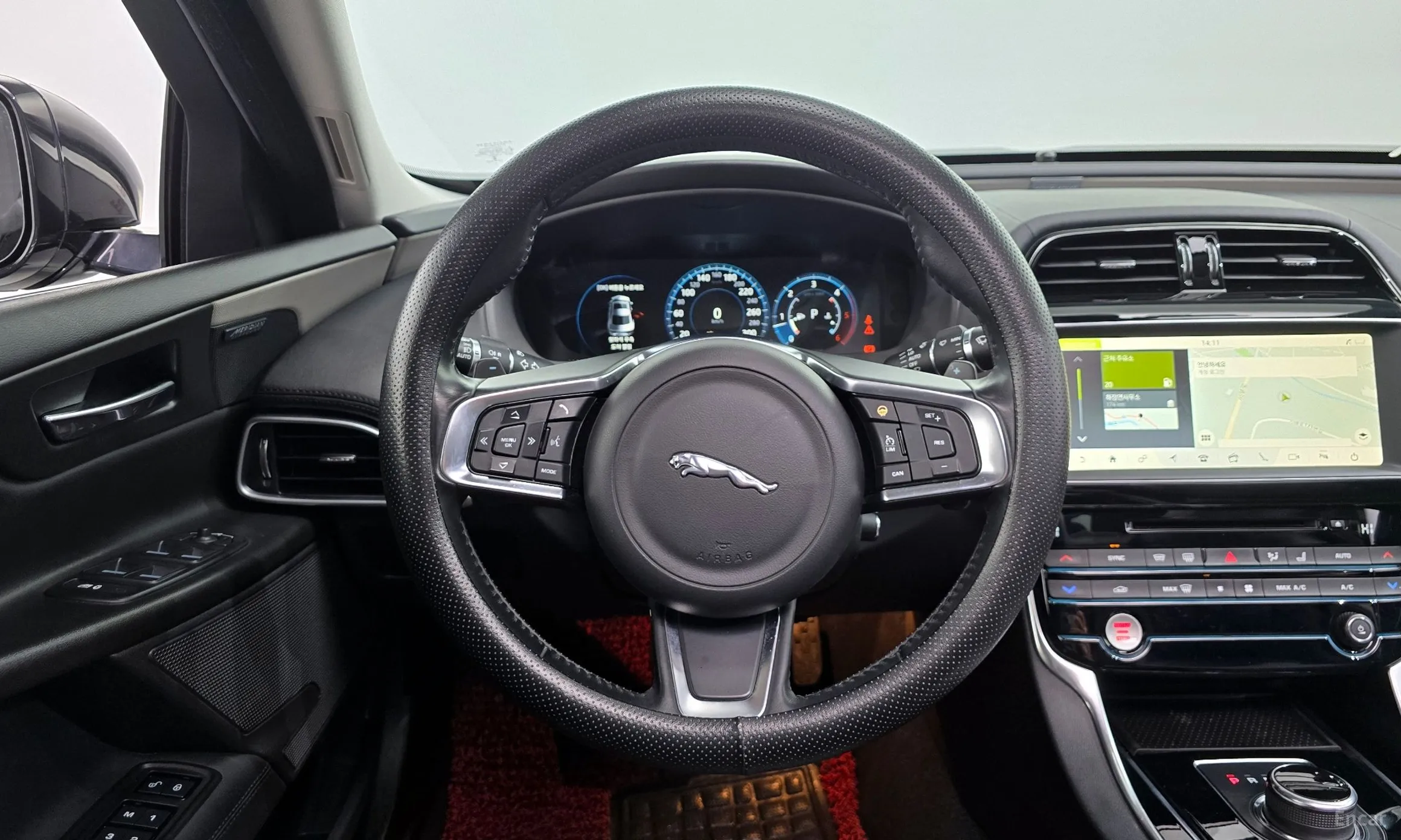 Jaguar XE превью 13