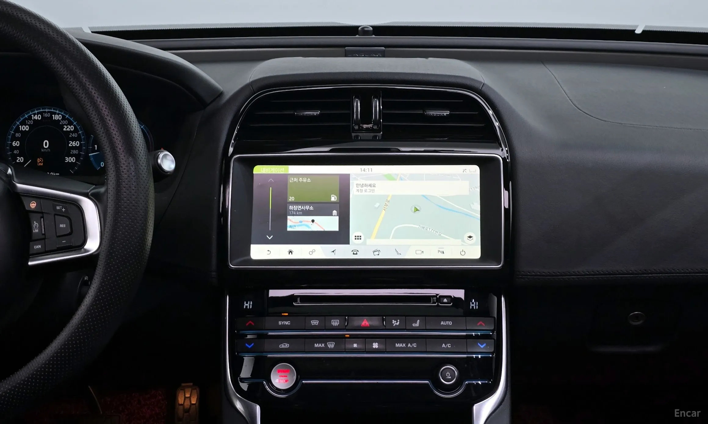 Jaguar XE превью 14