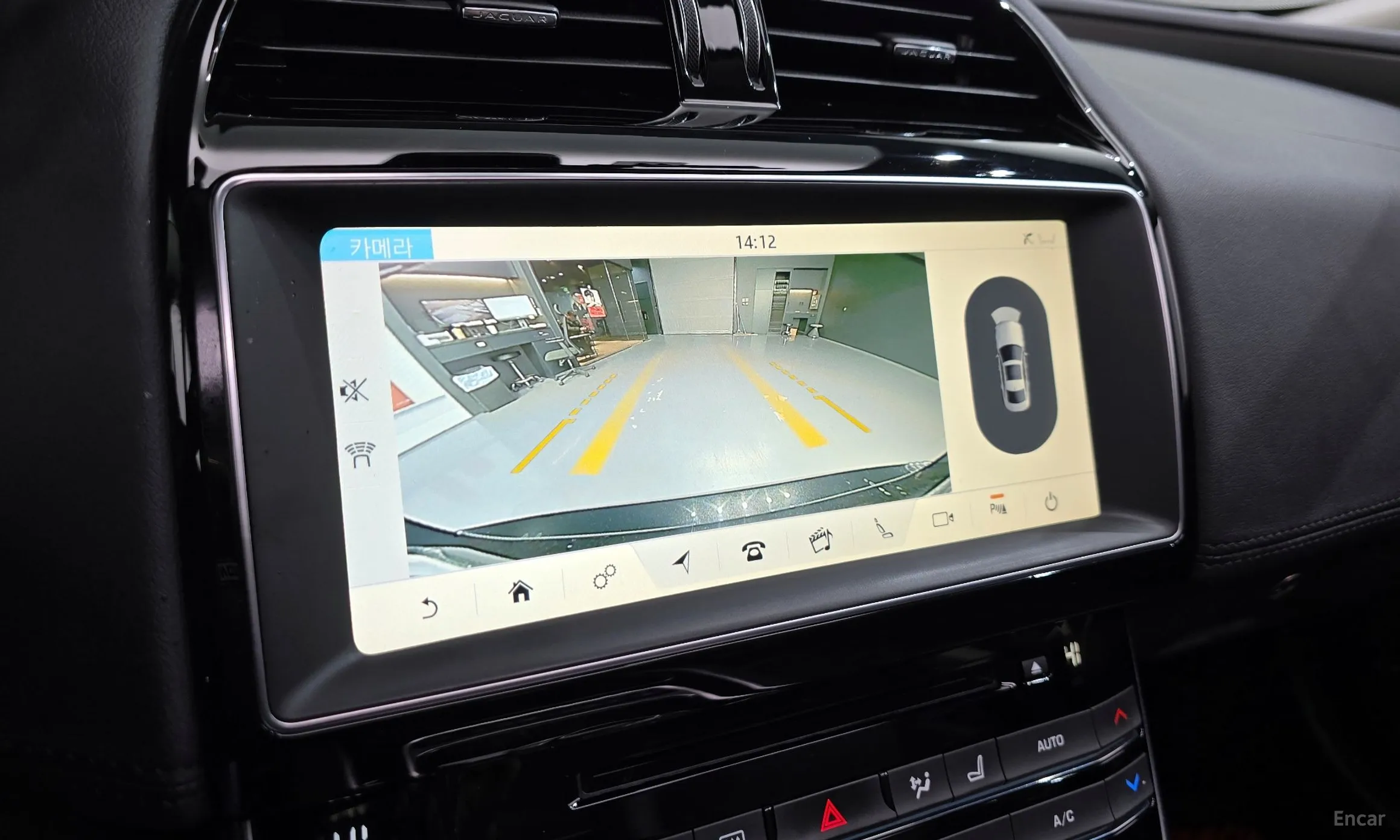 Jaguar XE превью 15