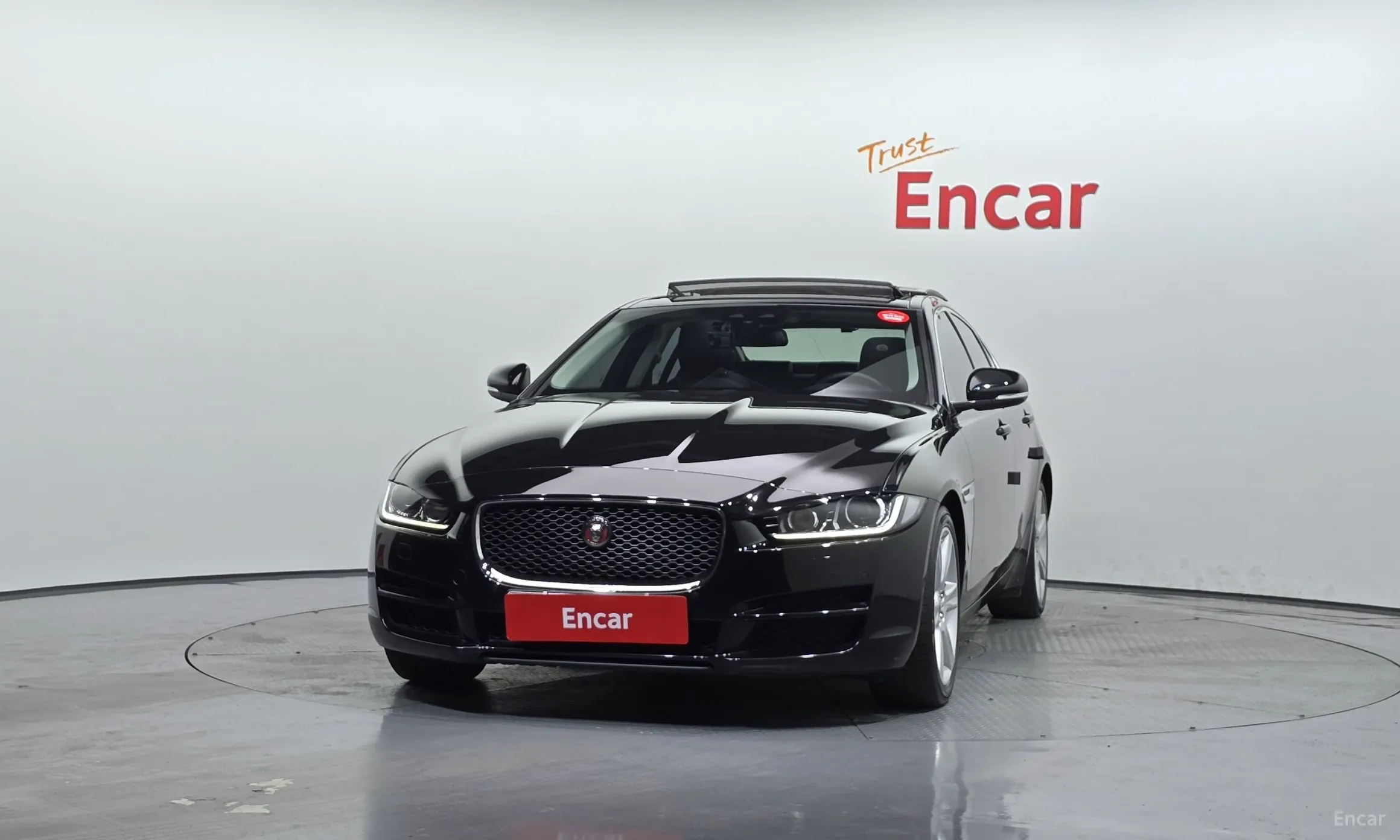 Jaguar XE превью 3