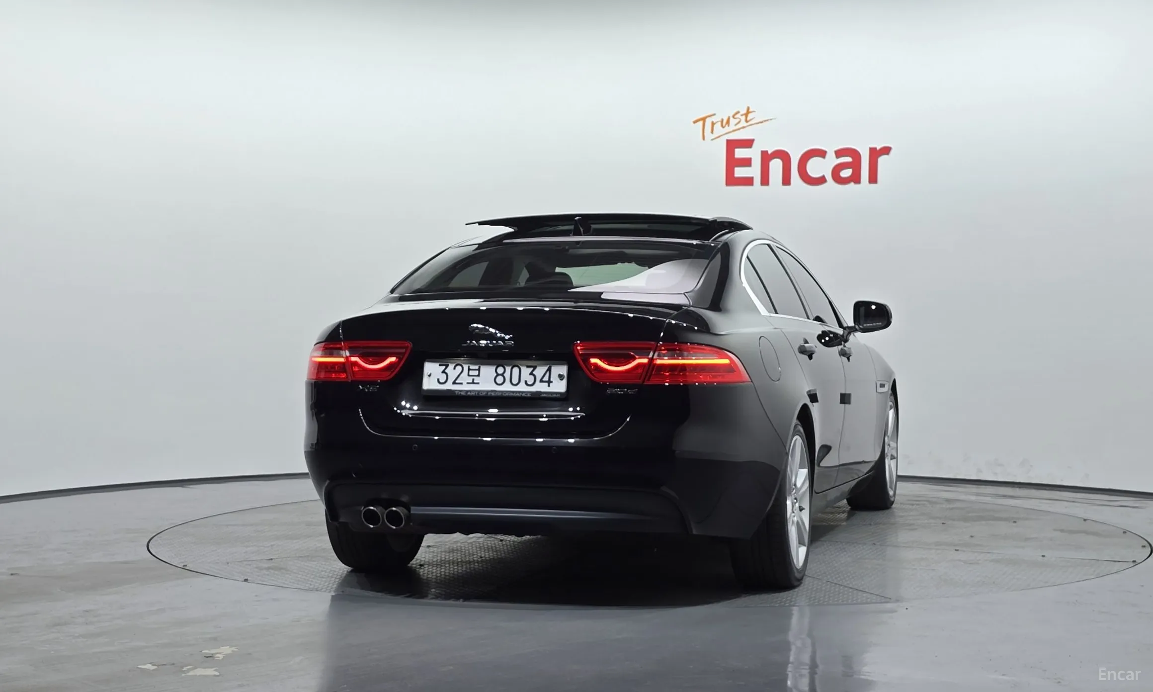 Jaguar XE превью 4