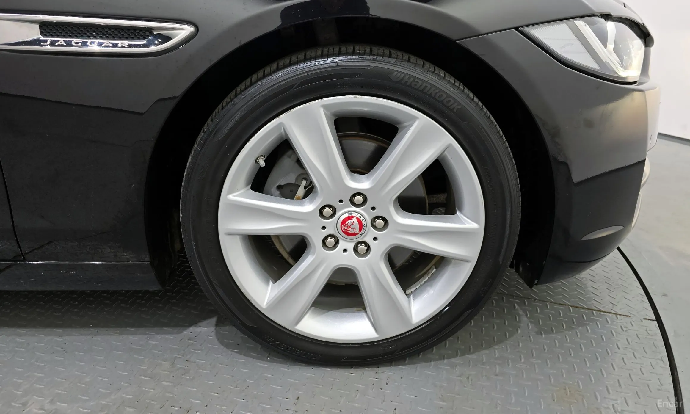 Jaguar XE превью 5