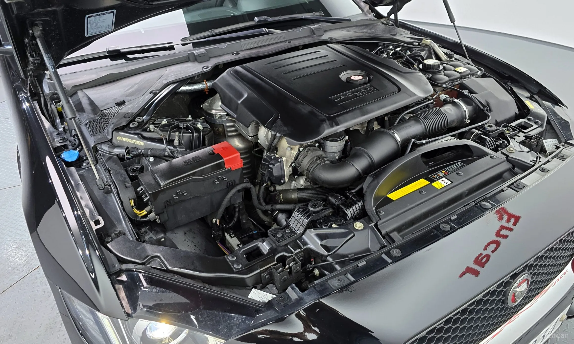 Jaguar XE превью 6