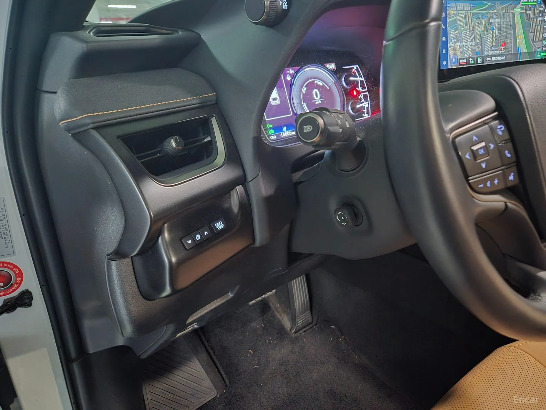 Lexus UX250h превью 14