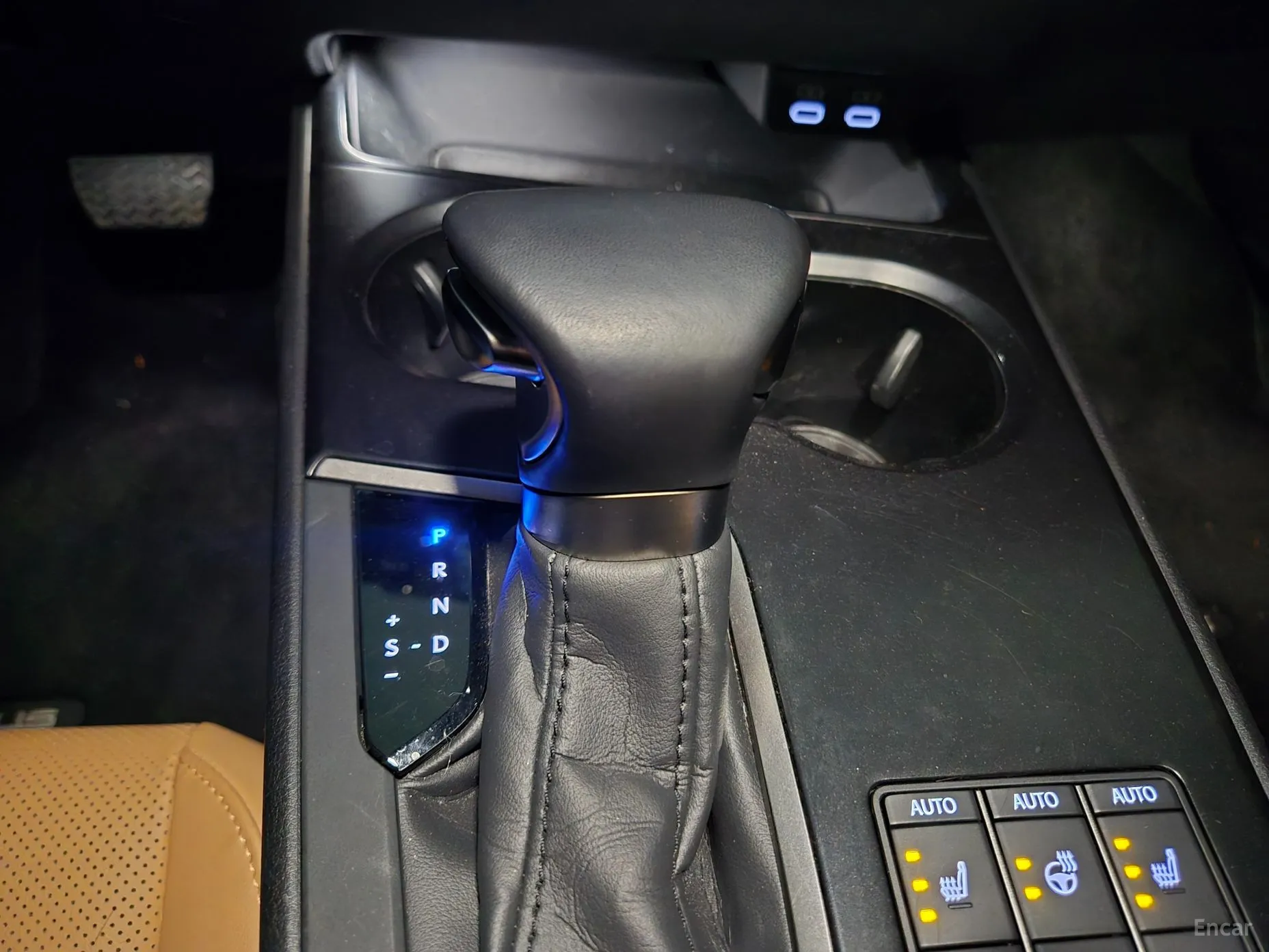 Lexus UX250h превью 9