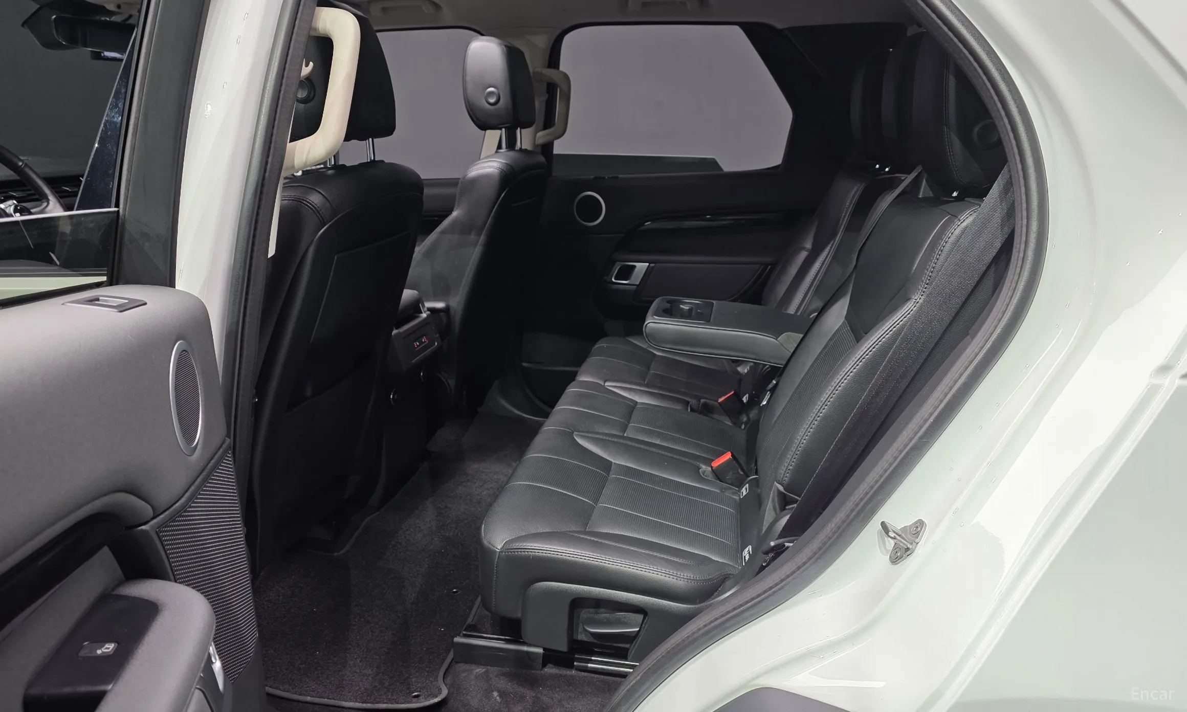 Land Rover Discovery 5 превью 12
