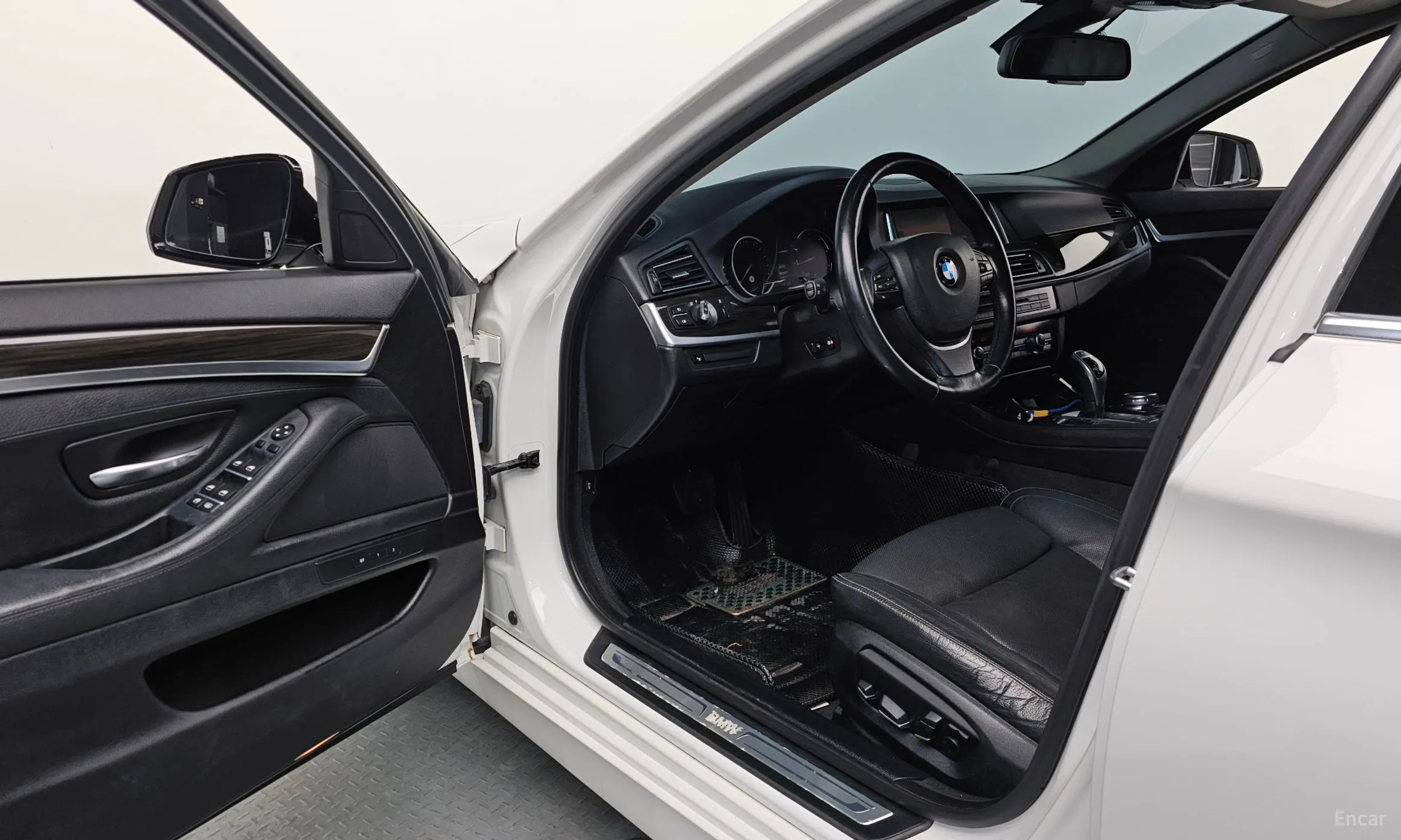 BMW 5 Series (F10) превью 10