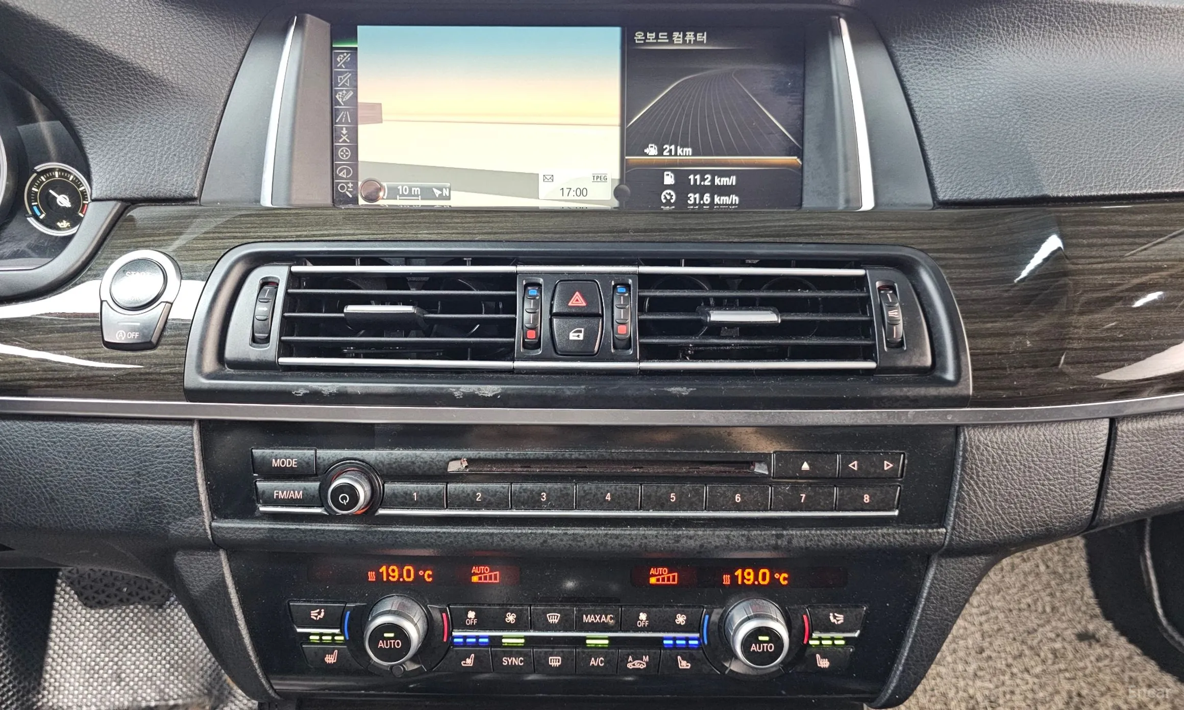 BMW 5 Series (F10) превью 15