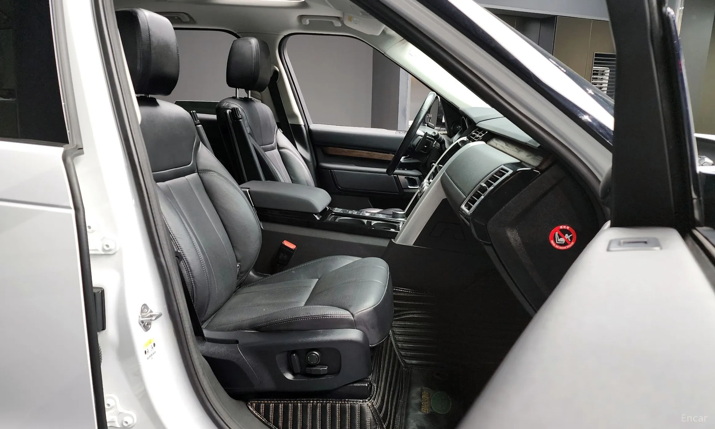 Land Rover Discovery 5 превью 11