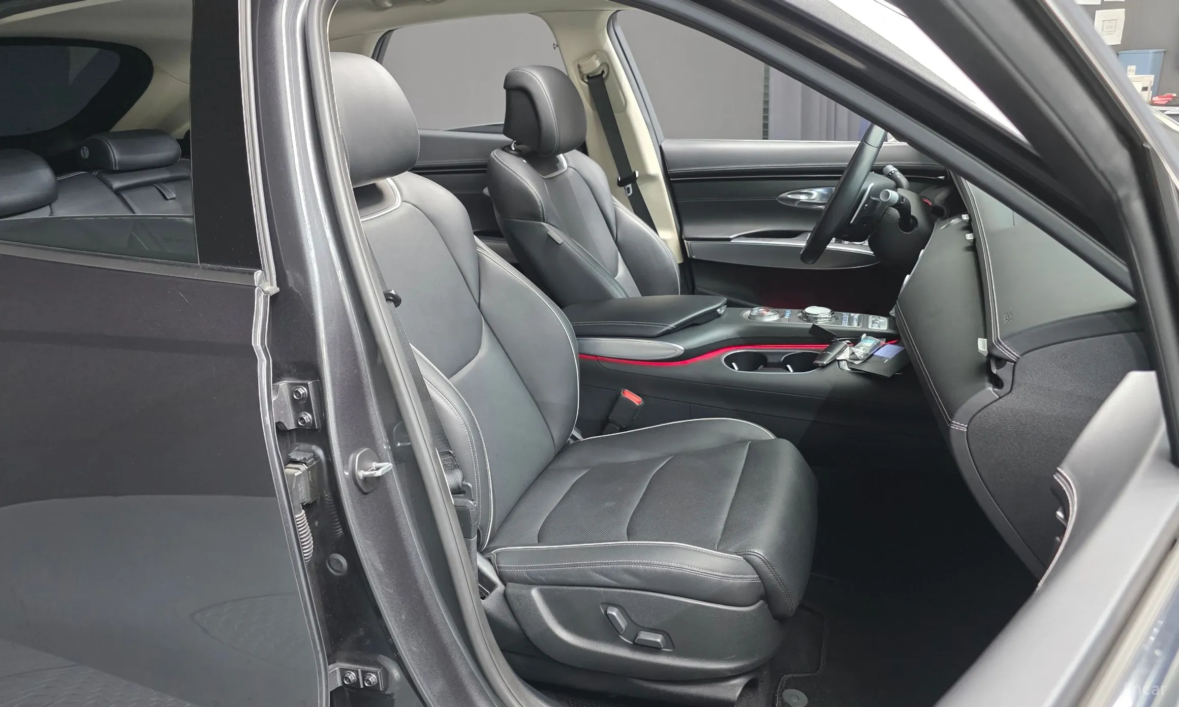 Genesis GV70 превью 12