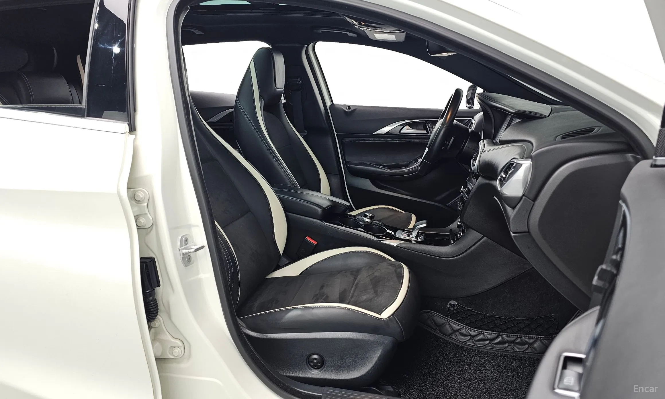 Infiniti Q30 превью 10