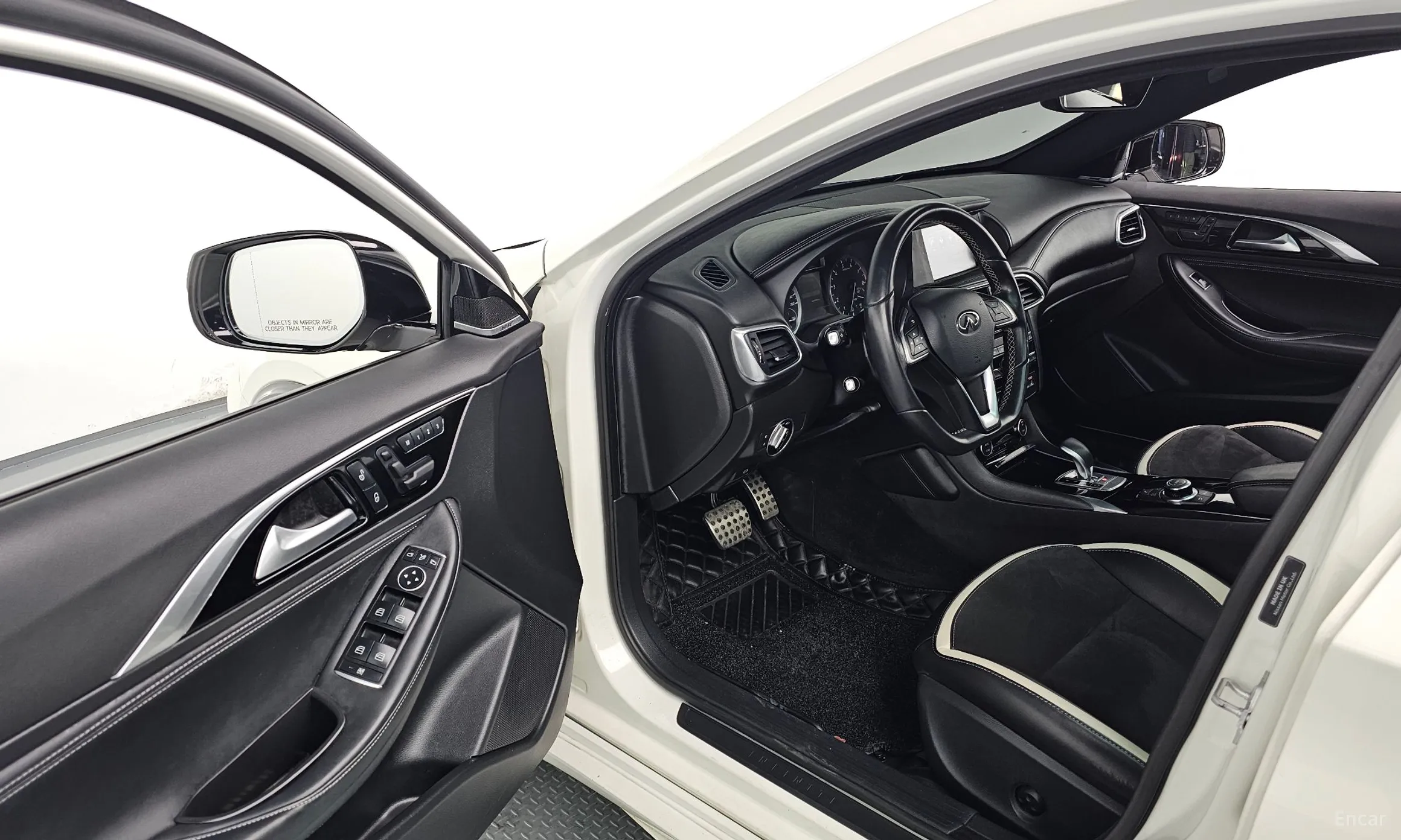 Infiniti Q30 превью 11