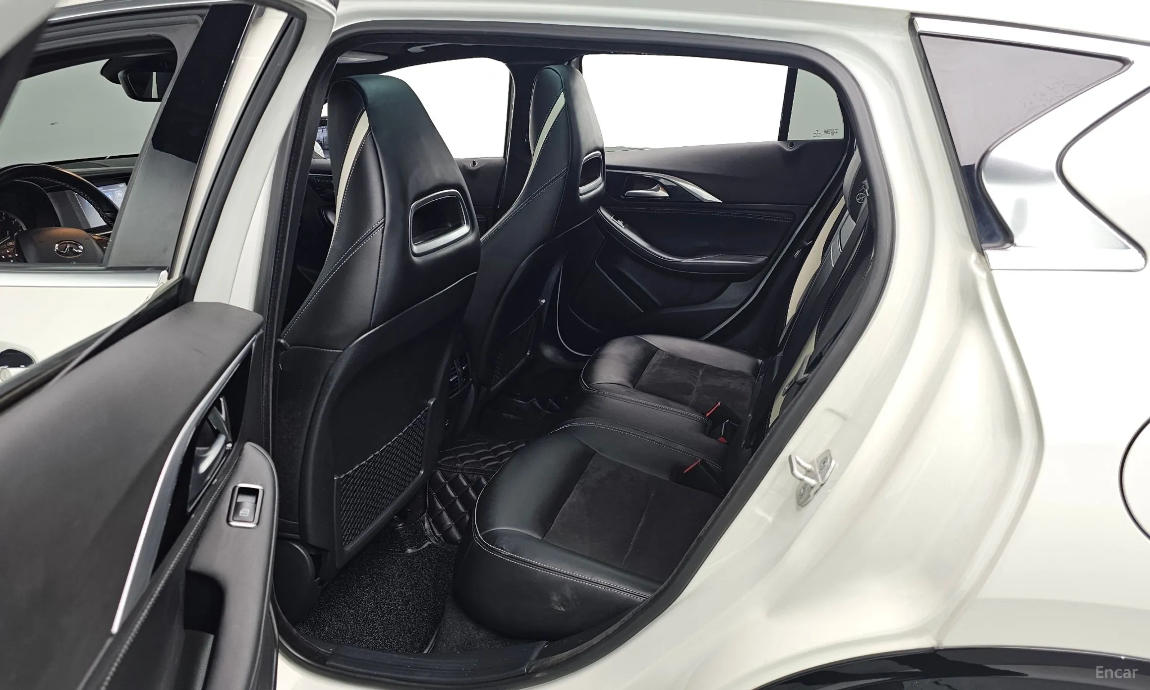 Infiniti Q30 превью 12