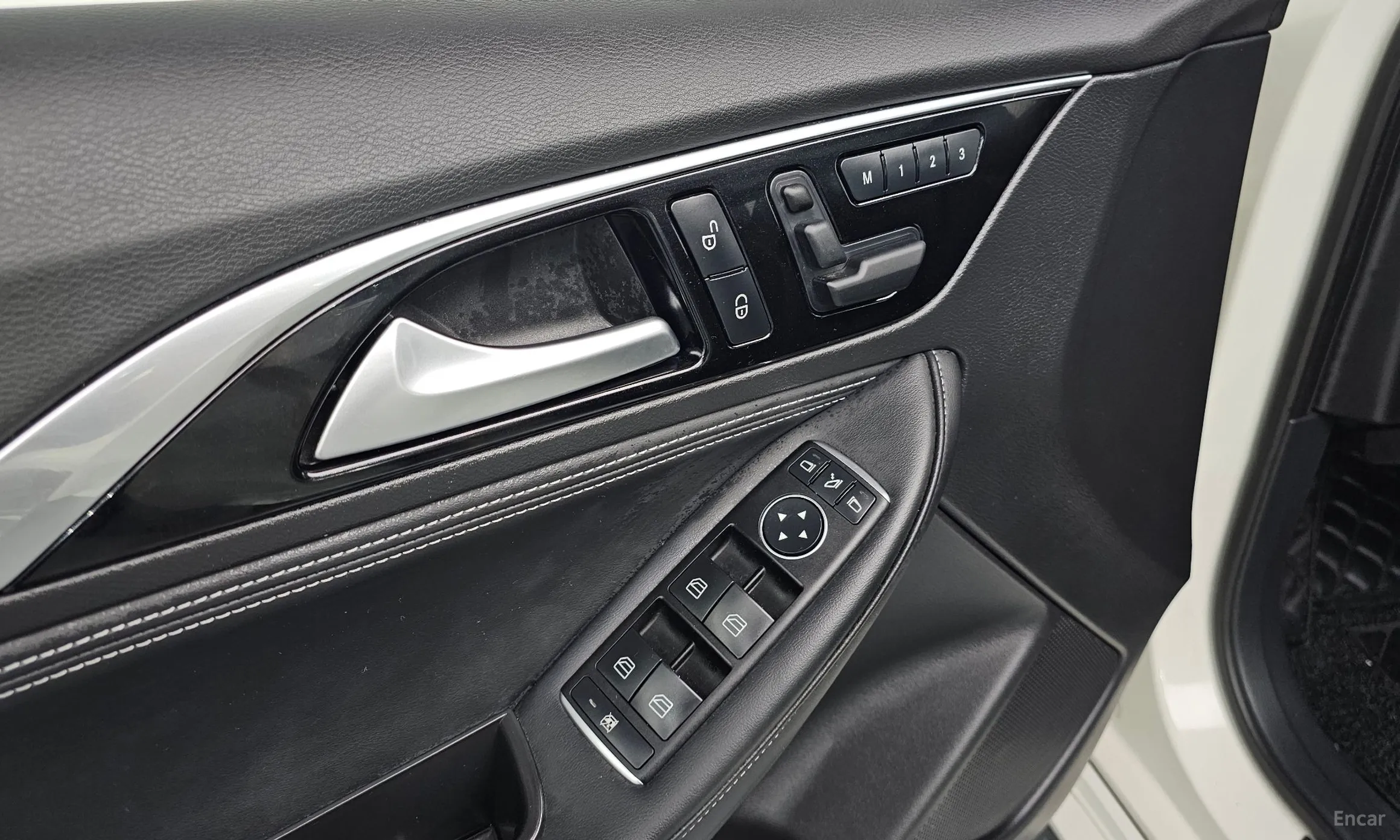 Infiniti Q30 превью 17