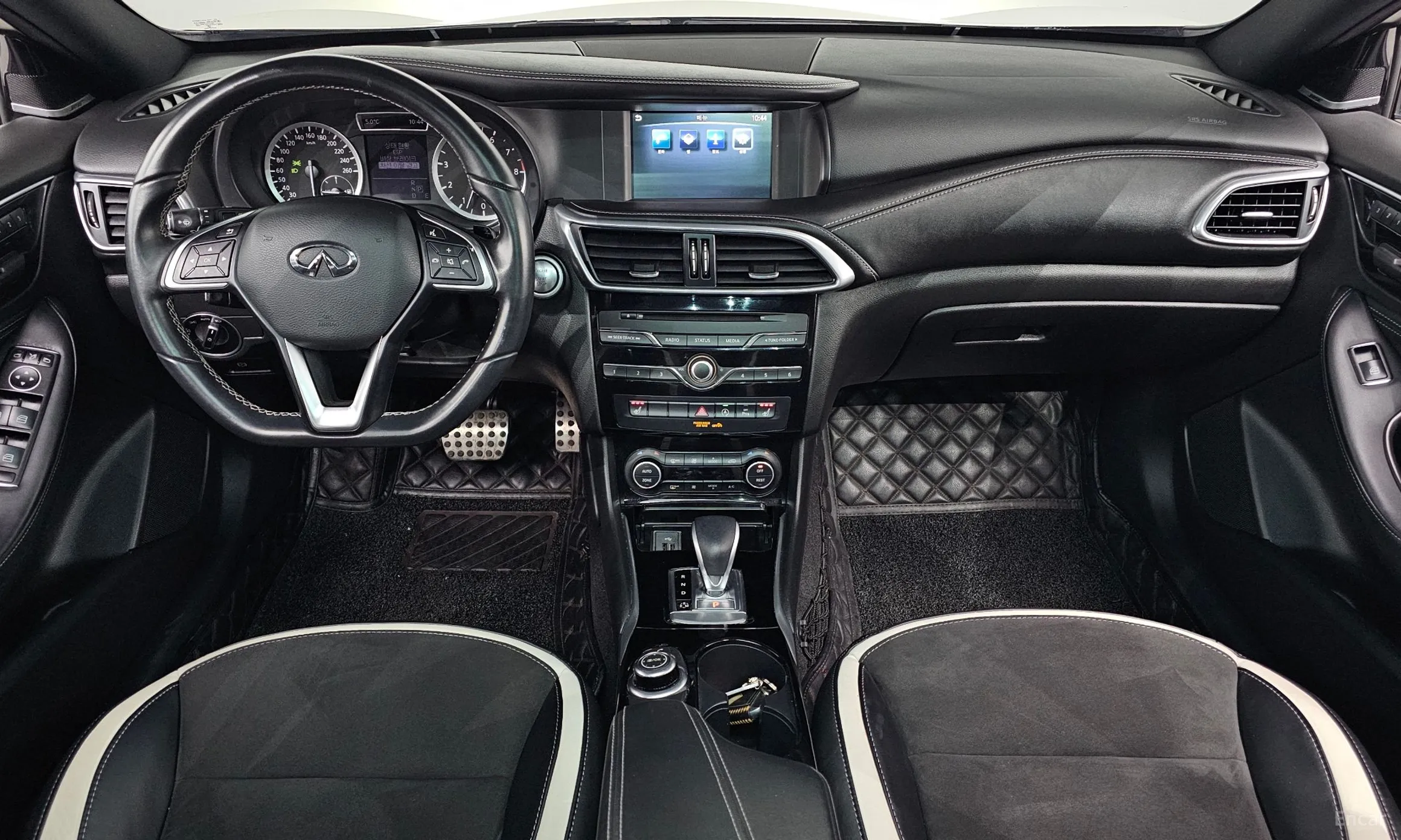 Infiniti Q30 превью 7