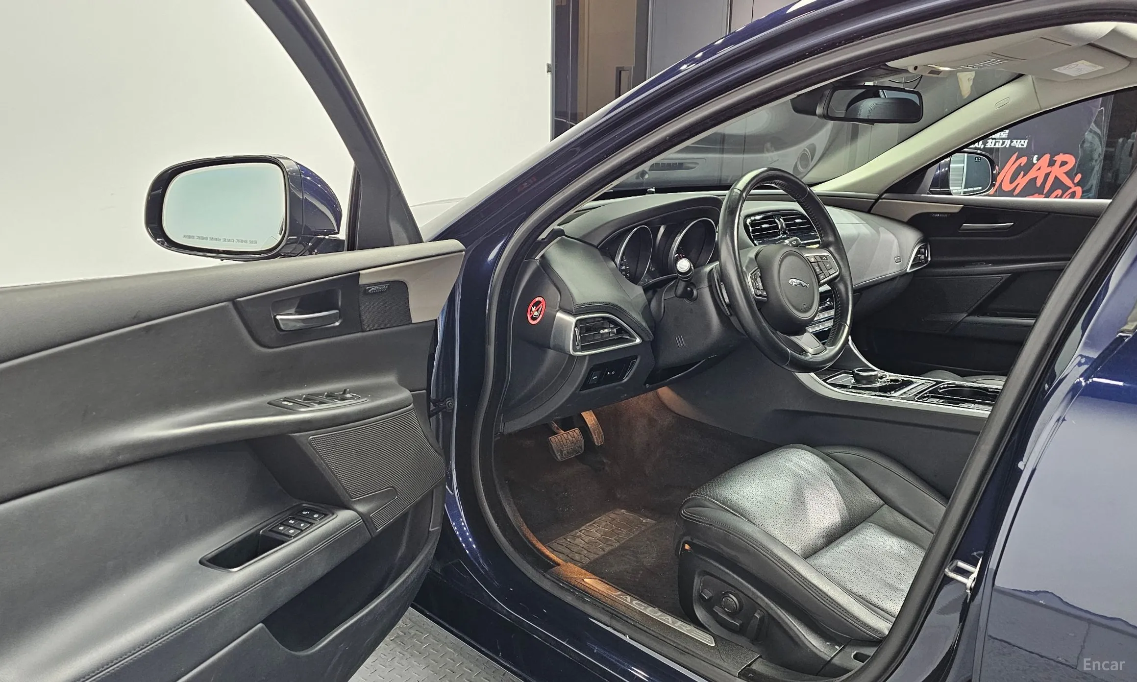Jaguar XE превью 10