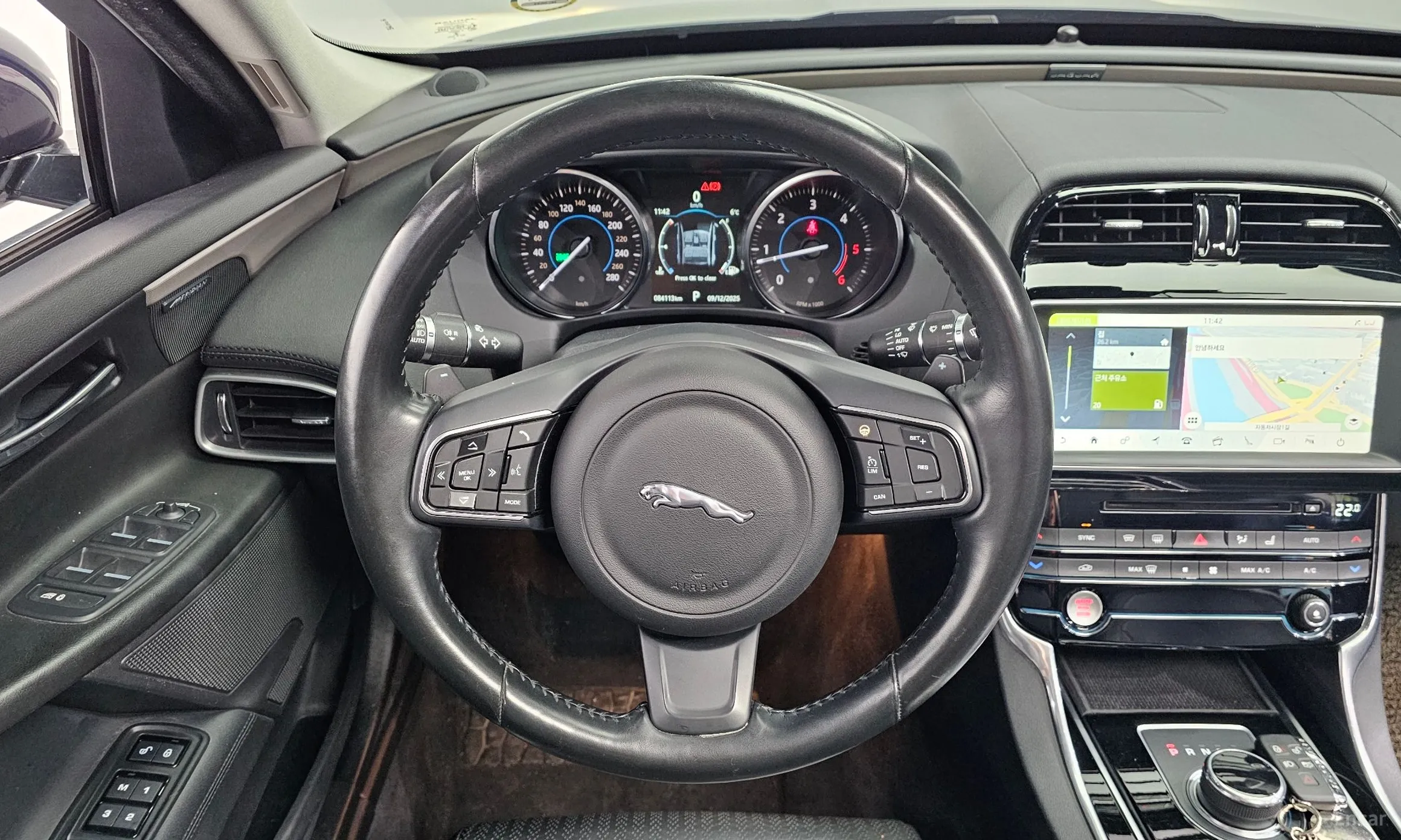 Jaguar XE превью 13
