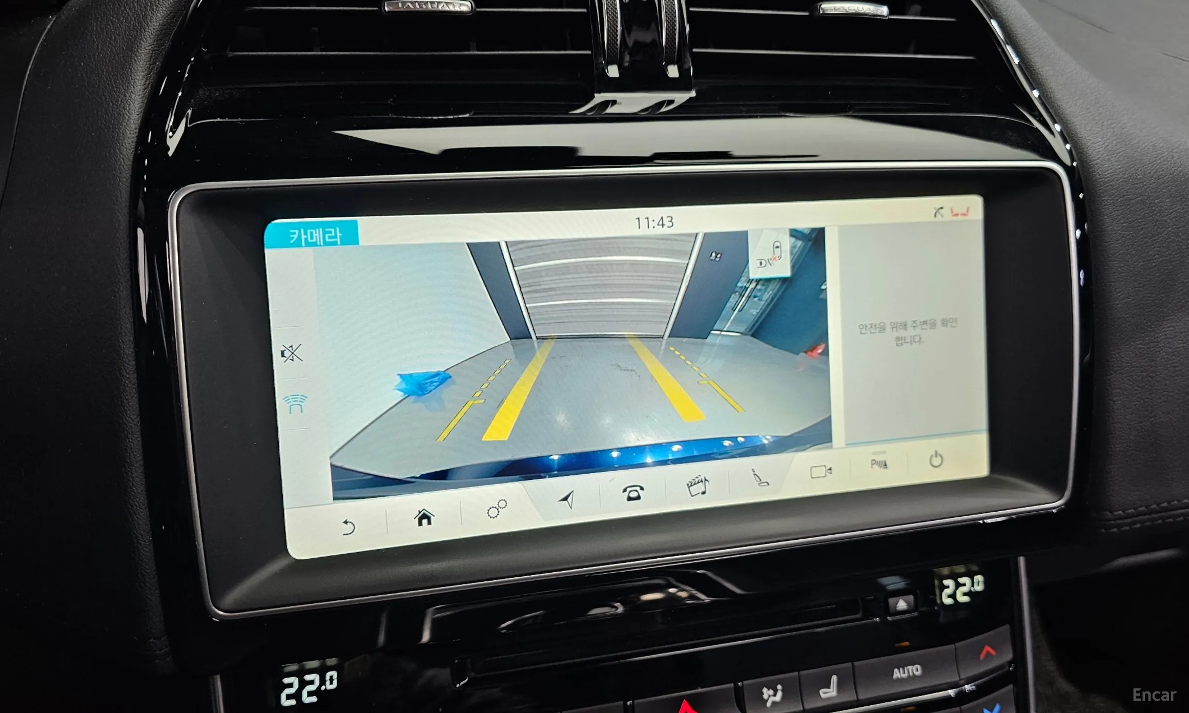 Jaguar XE превью 15