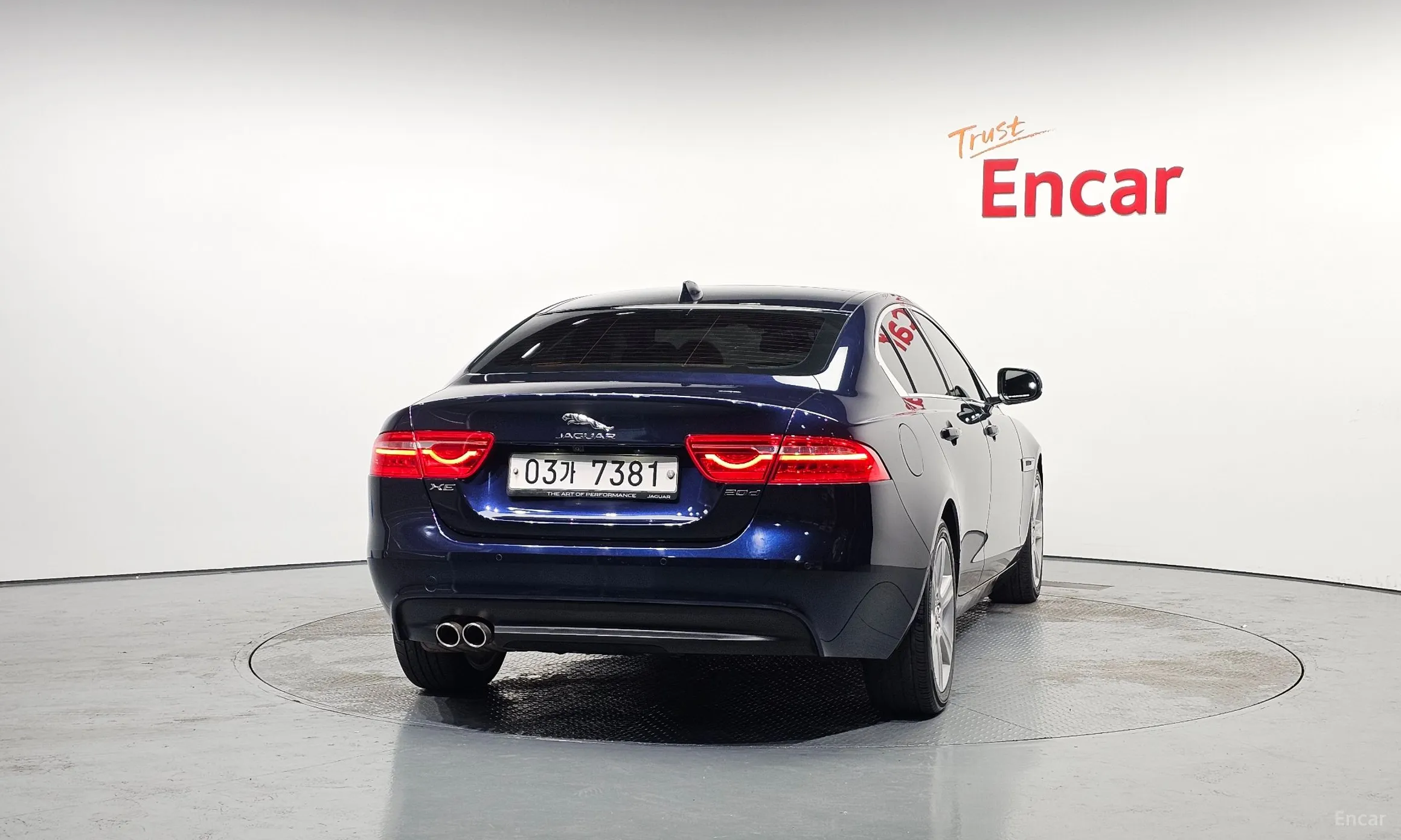 Jaguar XE превью 4